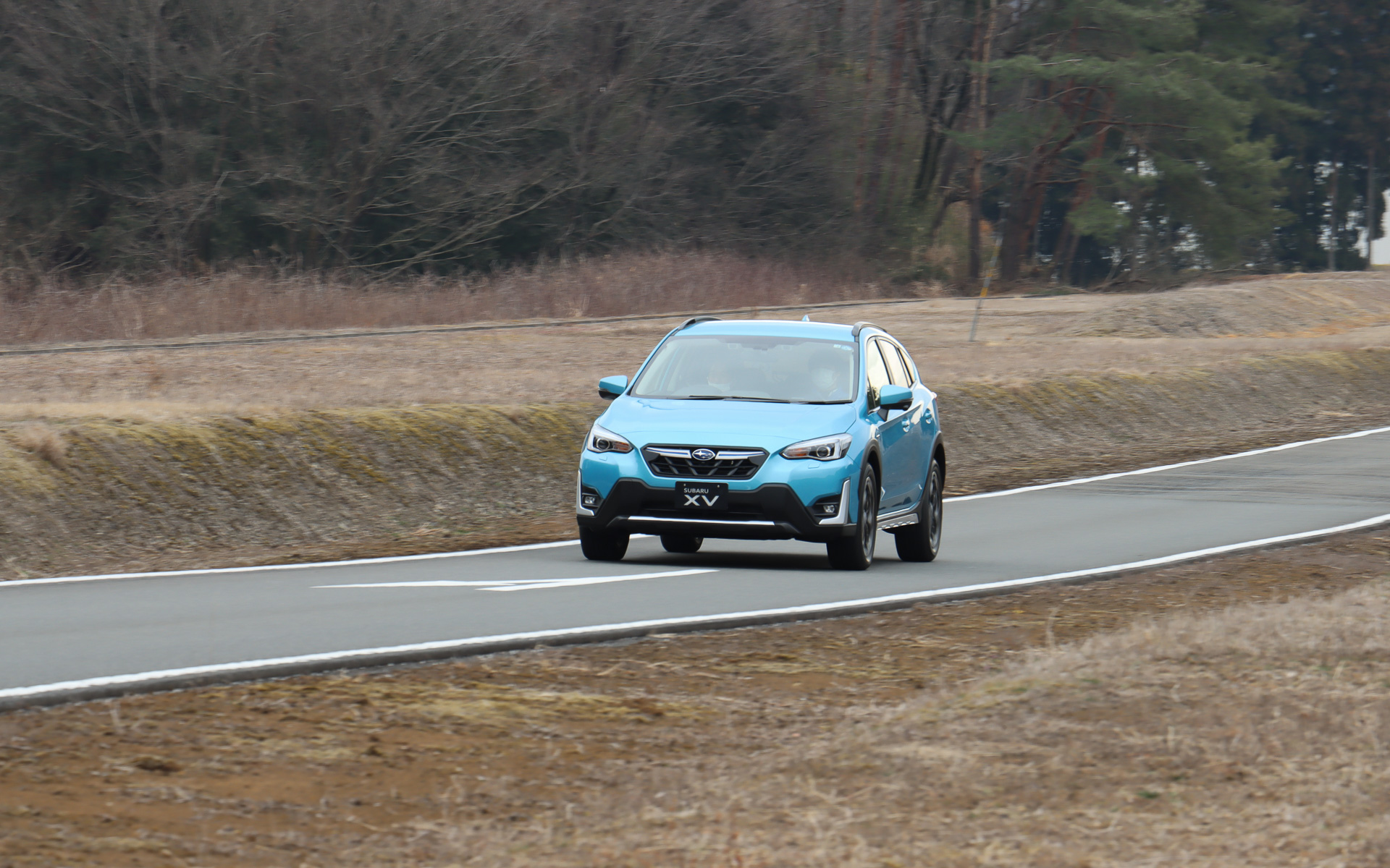 70km/hまで加速しながら通過する直線区間。同じようにまっすぐ走るだけでクロストレック（左）とXV（右）の違いを体感できることに驚かされた