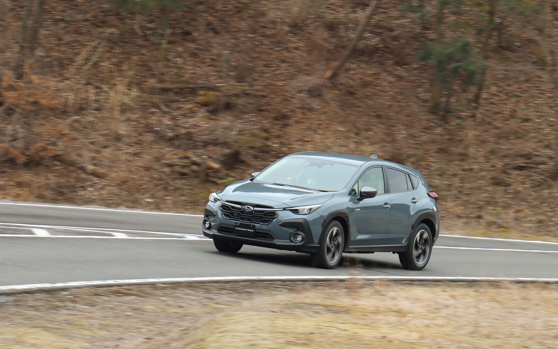 コンパクトなクロスオーバーSUVであるクロストレックはシンメトリカルAWDの卓越した走破性が大きな商品特性だが、舗装路で比較すると50kg軽いFF仕様にも高い魅力を感じた