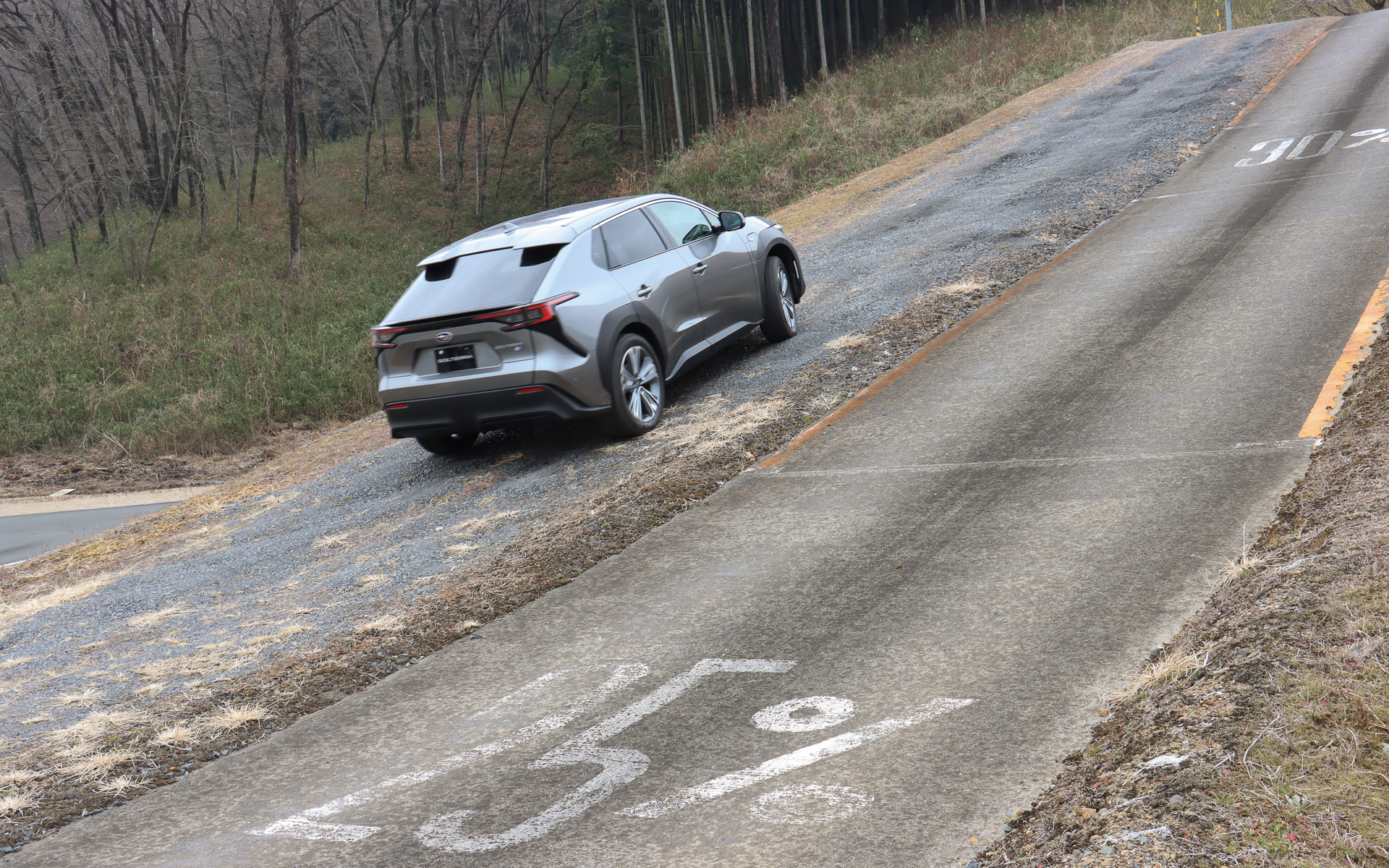 最大斜度30％の砂利道をBEVのソルテラがゆっくりと静かに上っていく