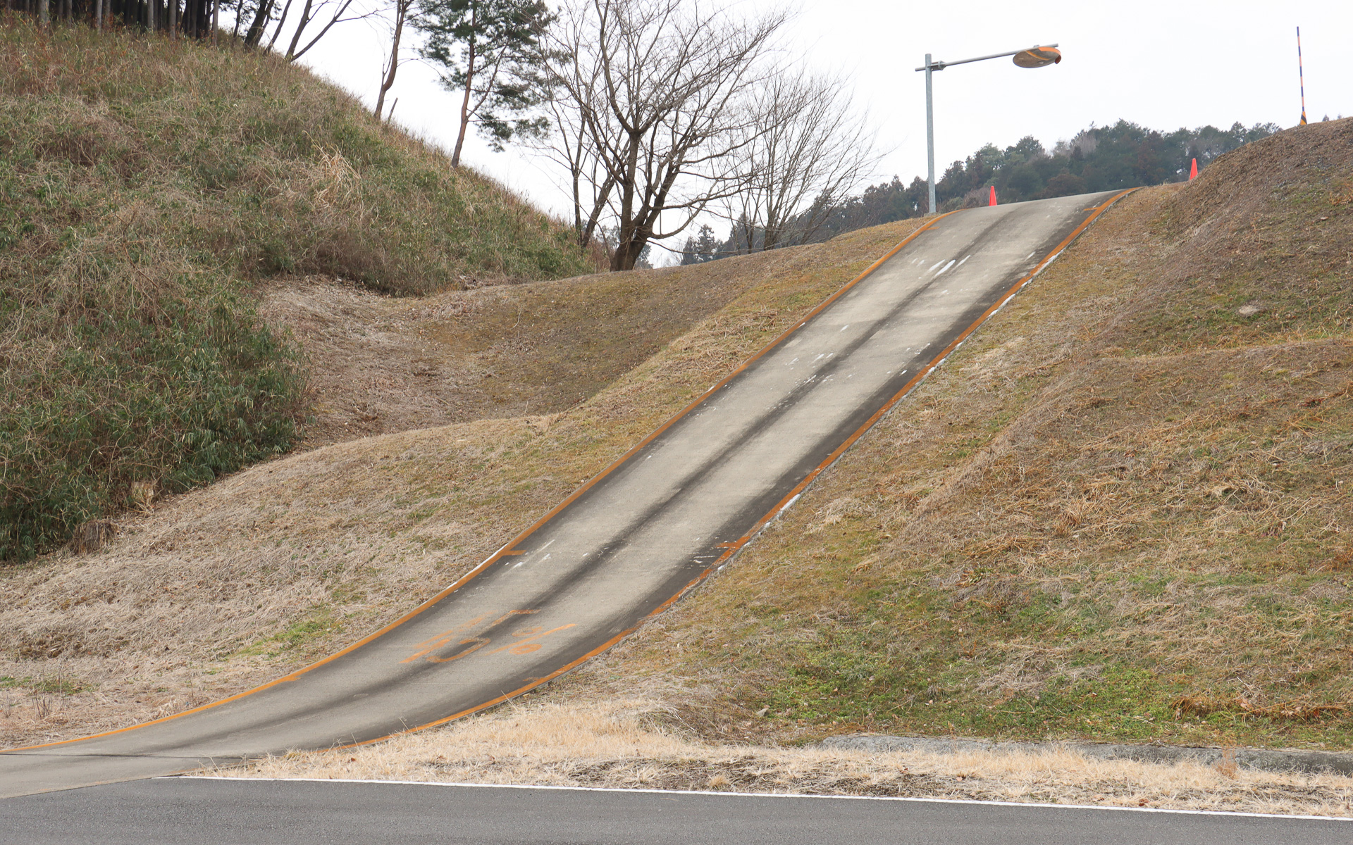 最大斜度43％という下りコースは接近すると路面がまったく見えない状況になるため、遠く離れた場所に立っているスタッフに誘導されて進んでいくことになる