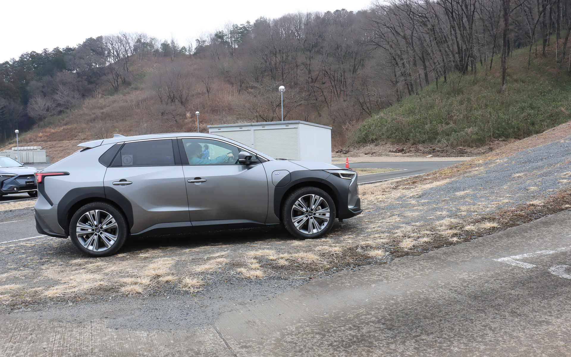 坂の手前でX-MODEのモード切り替えをしたら、あとはブレーキから足を離すだけでソルテラは砂利道をスルスルと上がっていく。ときおり意地悪くステアリングを急操作する参加者もいたが、タイヤが空転するような挙動は最後まで見られなかった