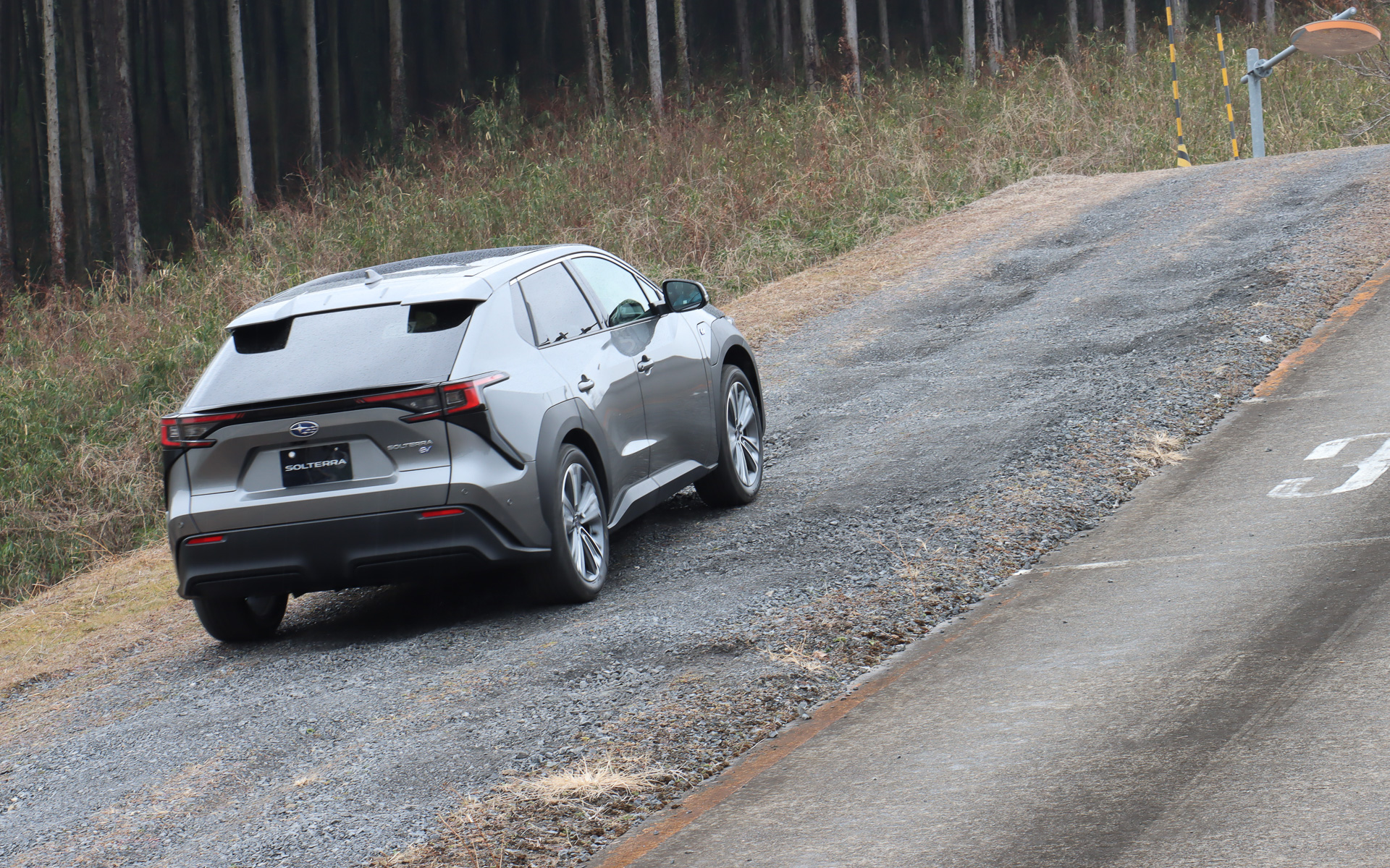 坂の手前でX-MODEのモード切り替えをしたら、あとはブレーキから足を離すだけでソルテラは砂利道をスルスルと上がっていく。ときおり意地悪くステアリングを急操作する参加者もいたが、タイヤが空転するような挙動は最後まで見られなかった