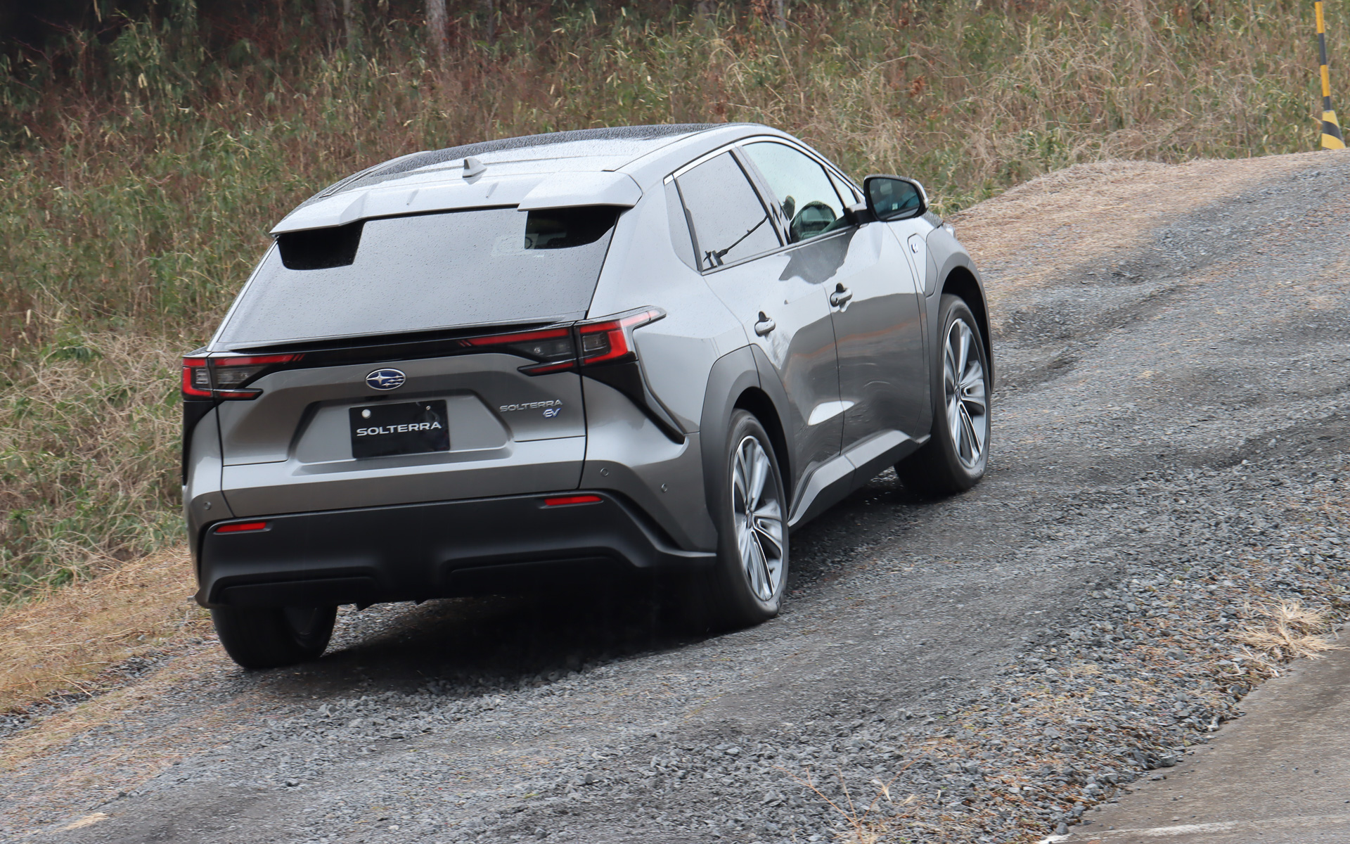 坂の手前でX-MODEのモード切り替えをしたら、あとはブレーキから足を離すだけでソルテラは砂利道をスルスルと上がっていく。ときおり意地悪くステアリングを急操作する参加者もいたが、タイヤが空転するような挙動は最後まで見られなかった