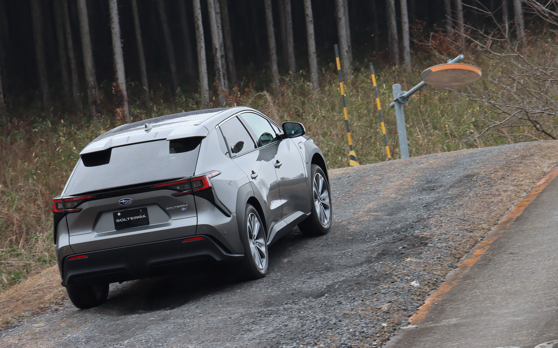 坂の手前でX-MODEのモード切り替えをしたら、あとはブレーキから足を離すだけでソルテラは砂利道をスルスルと上がっていく。ときおり意地悪くステアリングを急操作する参加者もいたが、タイヤが空転するような挙動は最後まで見られなかった