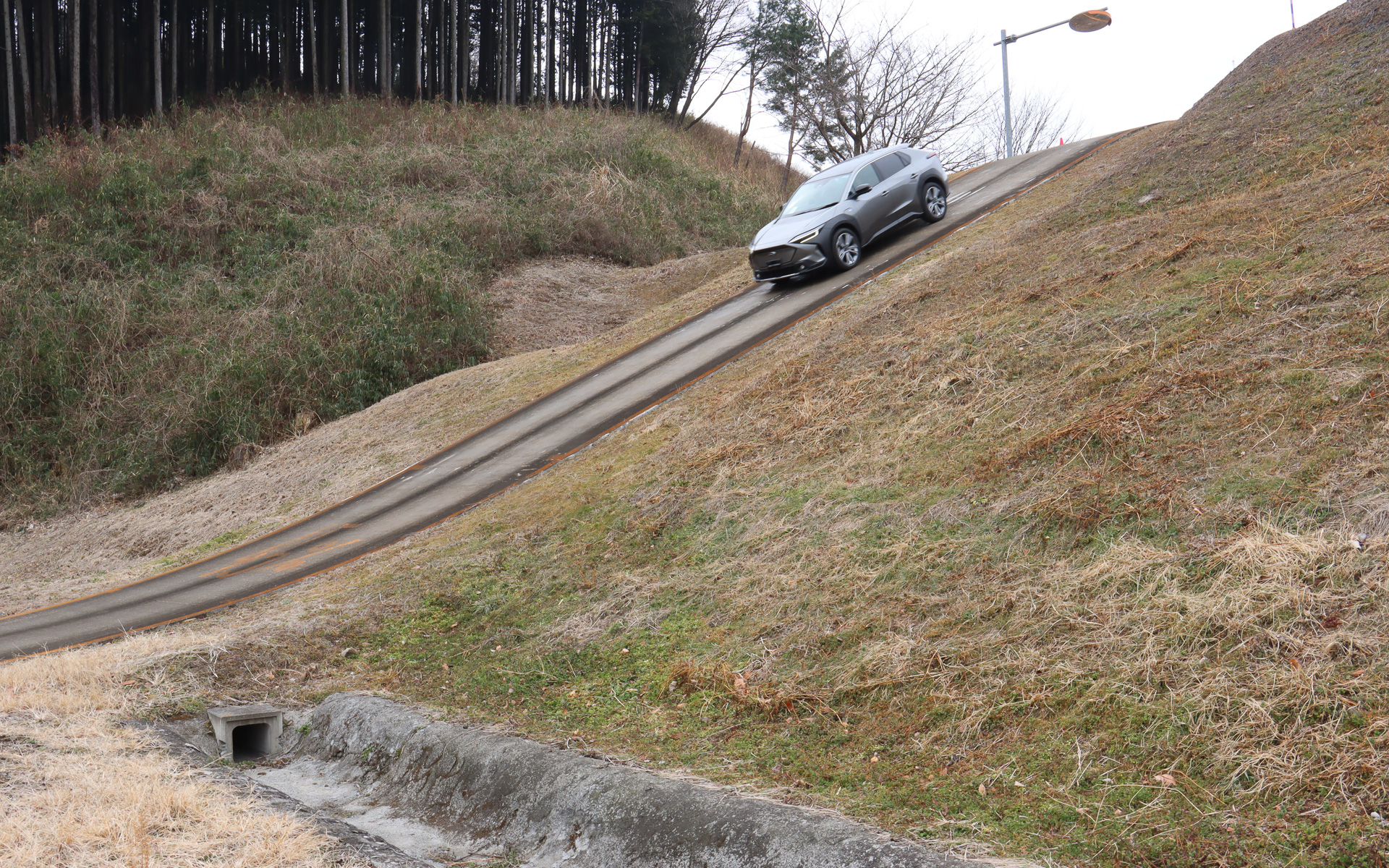 下り坂は舗装された路面をまっすぐ下っていくだけだが、急勾配すぎてスタート位置からは地面がほとんど視界に入らず、走行開始直後は落下するような感覚もあってかなりスリリング。また、直前から雨が降り始めて舗装路でも滑りやすい状況になっていたが、ソルテラはなにごともないように安定して坂を下りていった