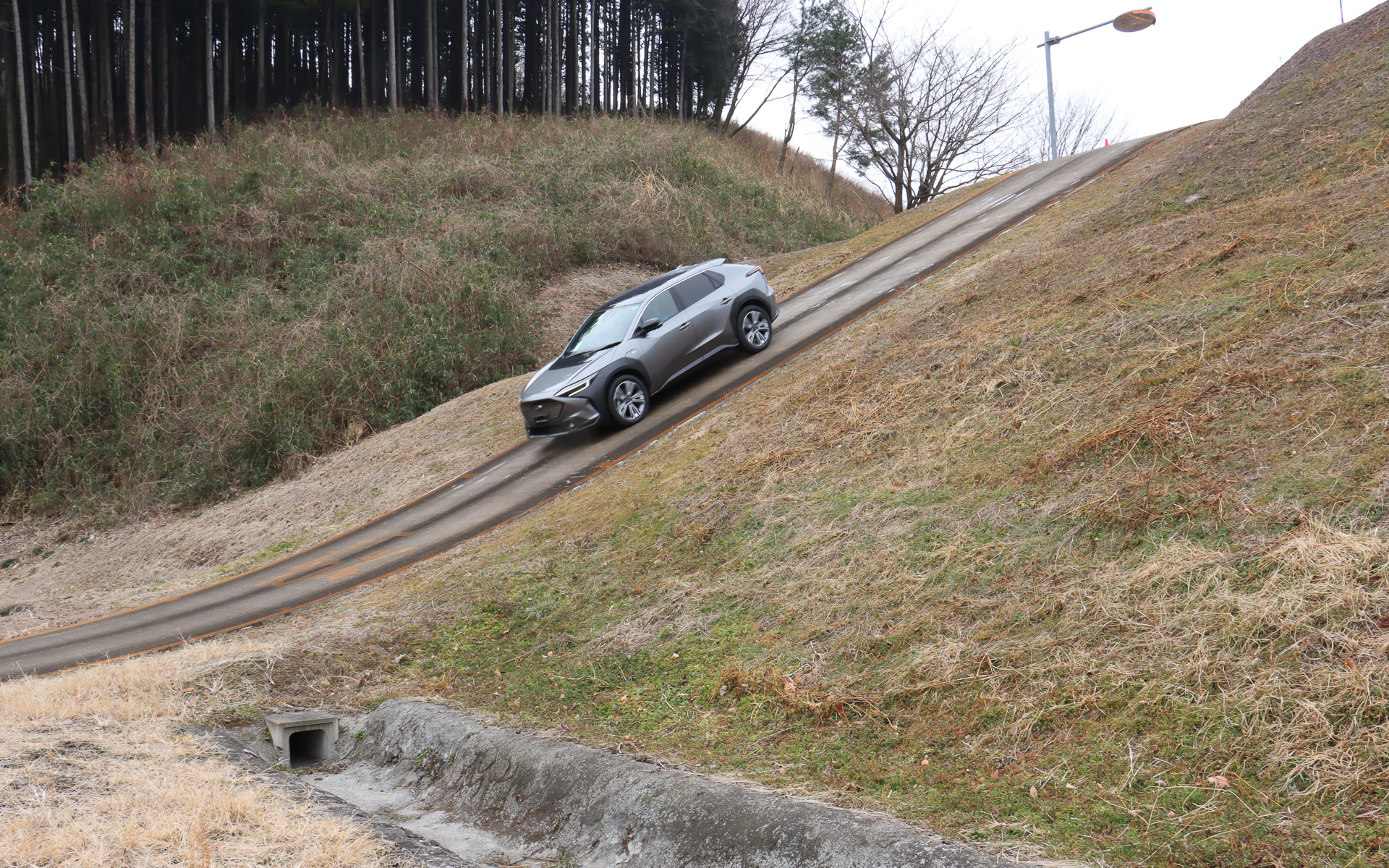 下り坂は舗装された路面をまっすぐ下っていくだけだが、急勾配すぎてスタート位置からは地面がほとんど視界に入らず、走行開始直後は落下するような感覚もあってかなりスリリング。また、直前から雨が降り始めて舗装路でも滑りやすい状況になっていたが、ソルテラはなにごともないように安定して坂を下りていった
