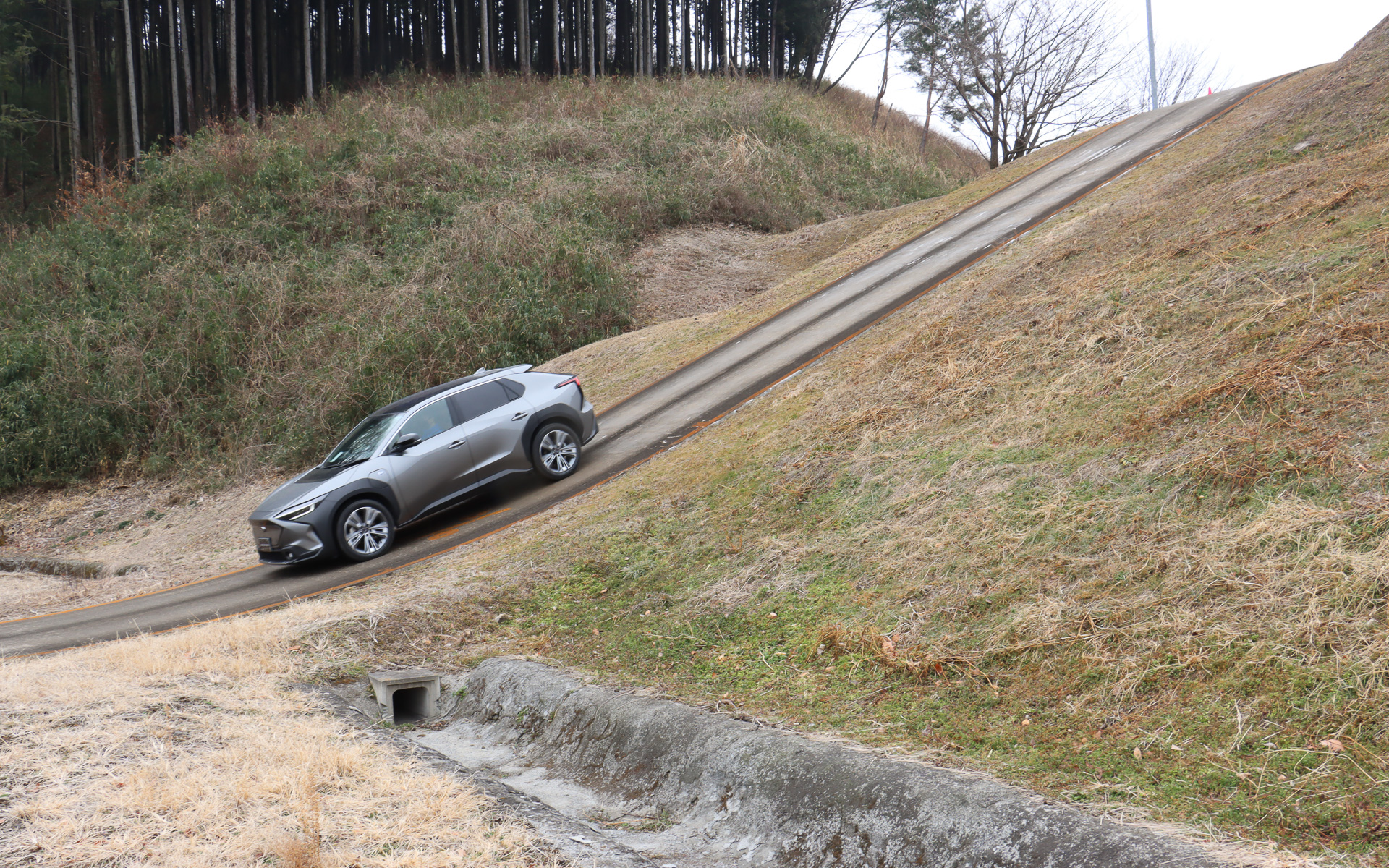 下り坂は舗装された路面をまっすぐ下っていくだけだが、急勾配すぎてスタート位置からは地面がほとんど視界に入らず、走行開始直後は落下するような感覚もあってかなりスリリング。また、直前から雨が降り始めて舗装路でも滑りやすい状況になっていたが、ソルテラはなにごともないように安定して坂を下りていった
