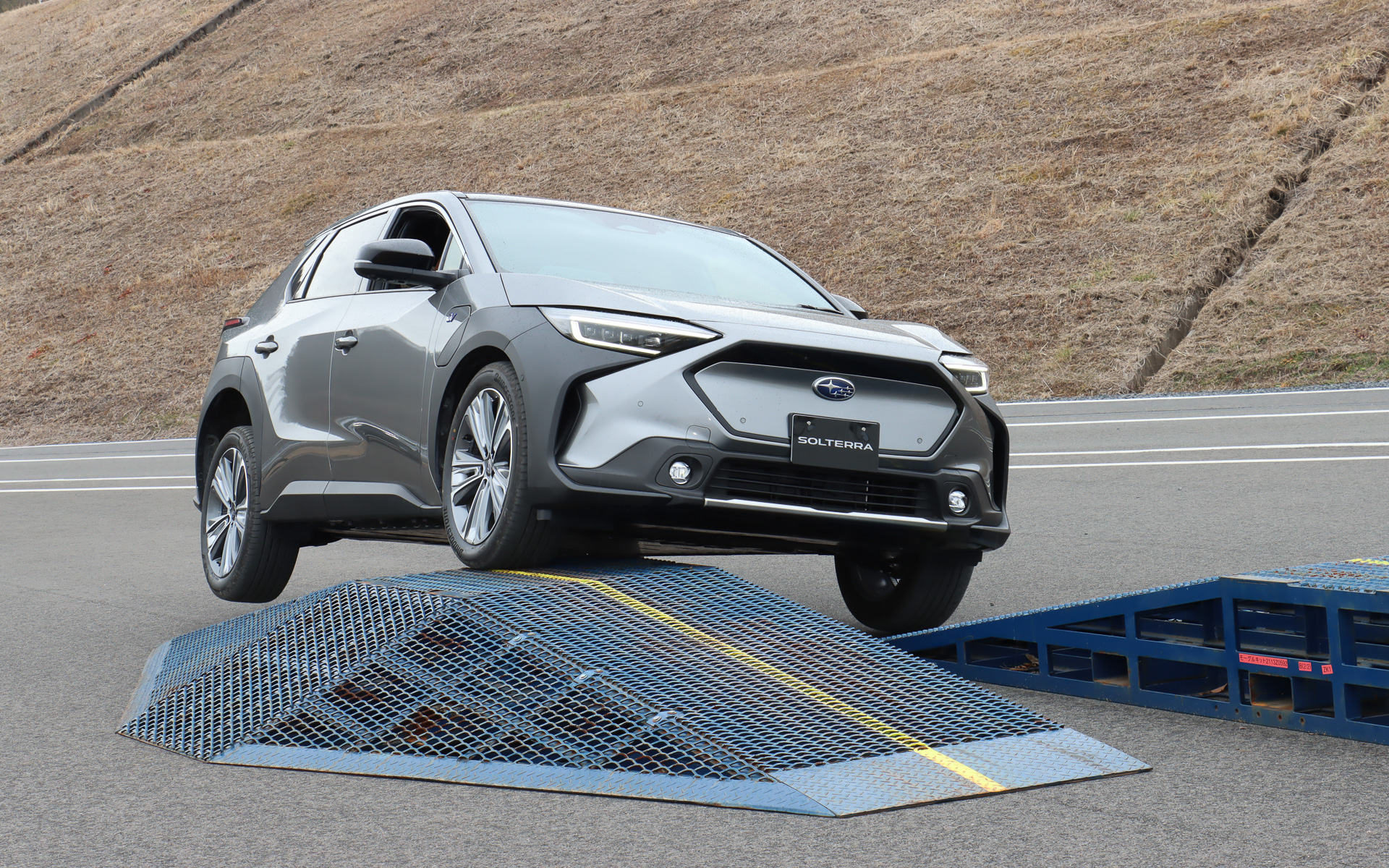 タイヤが宙に浮くような状況ではさすがに空転するシーンもあったが、ジワジワと進んで着実に障害をクリアしていった