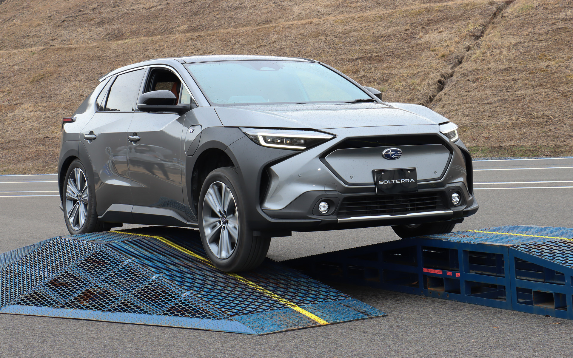 タイヤが宙に浮くような状況ではさすがに空転するシーンもあったが、ジワジワと進んで着実に障害をクリアしていった