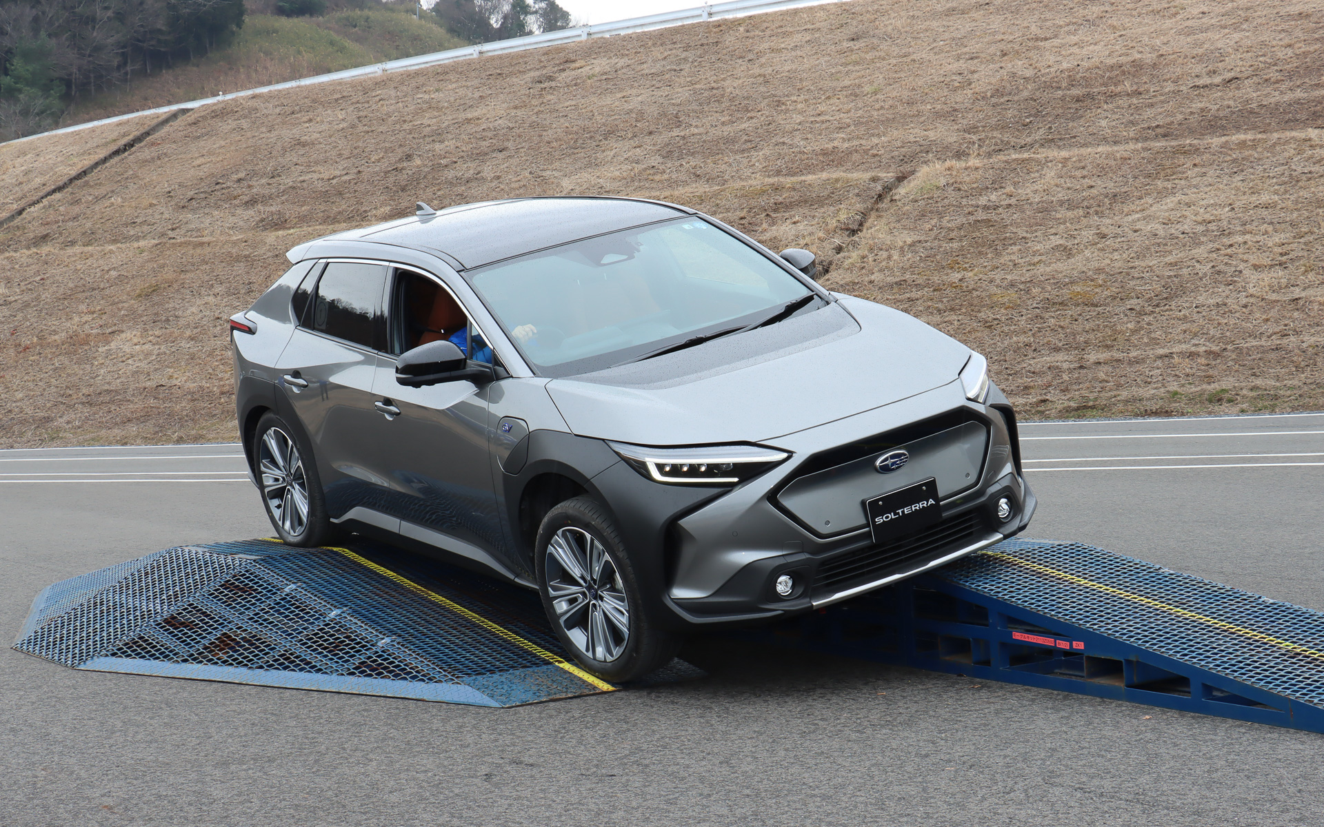 タイヤが宙に浮くような状況ではさすがに空転するシーンもあったが、ジワジワと進んで着実に障害をクリアしていった