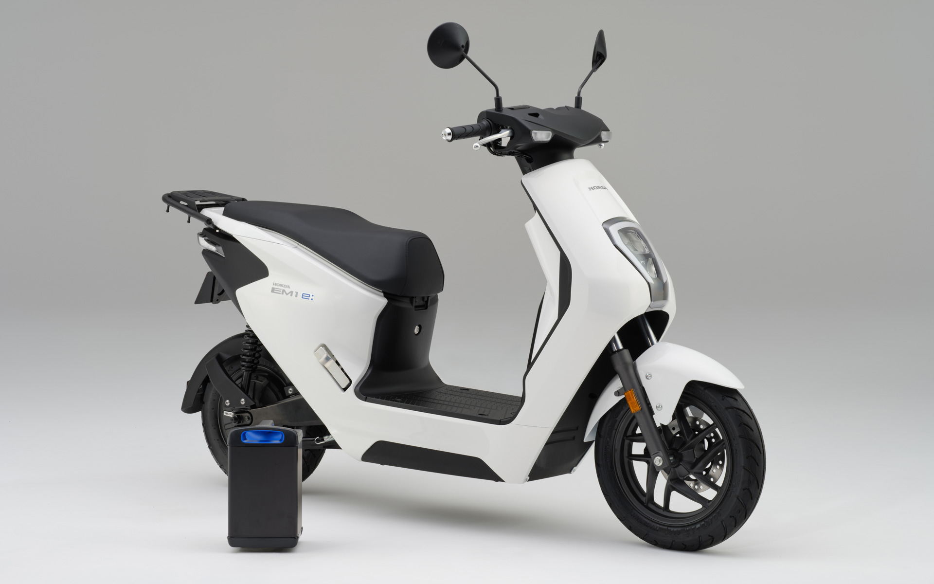 写真は、EICMA 2022（ミラノショー）出展モデルの「EM1 e:」