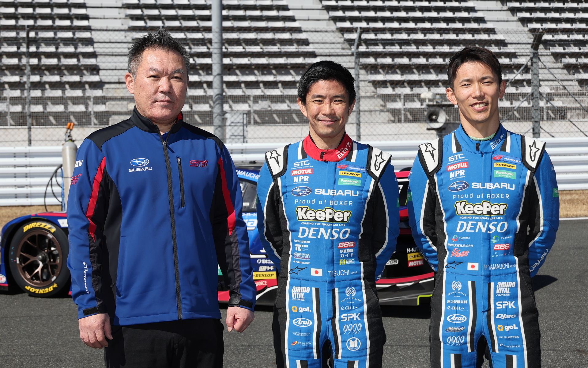 左からスバル/STIチーム 総監督 小澤正弘氏、ドライバーの井口卓人選手、山内英輝選手