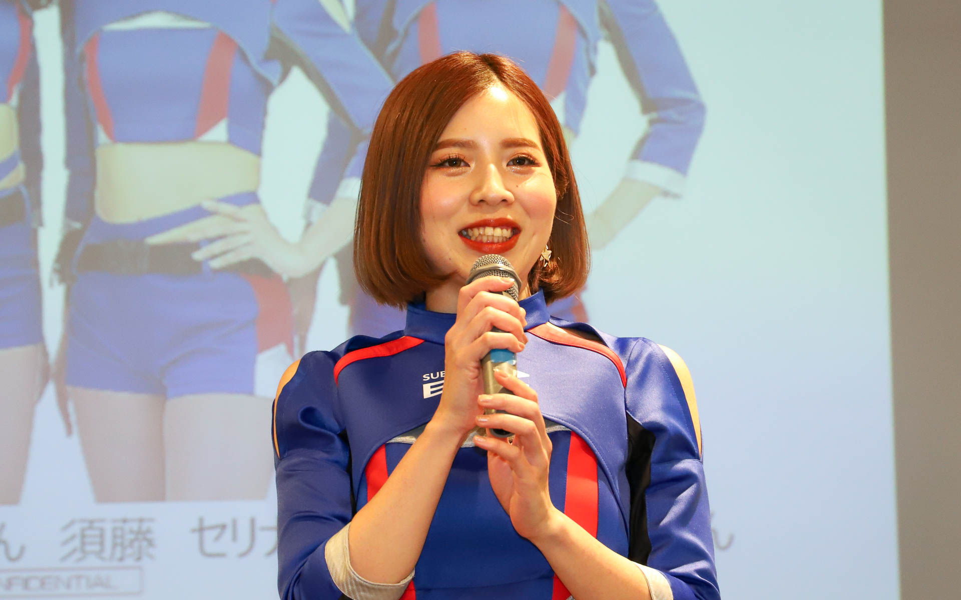 須藤セリナさん。「今年で3年目の継続となり本当にうれしいです。素敵なチームの61号車のそばで応援させていただくことが本当に光栄です。1年間よろしくお願いいたします」