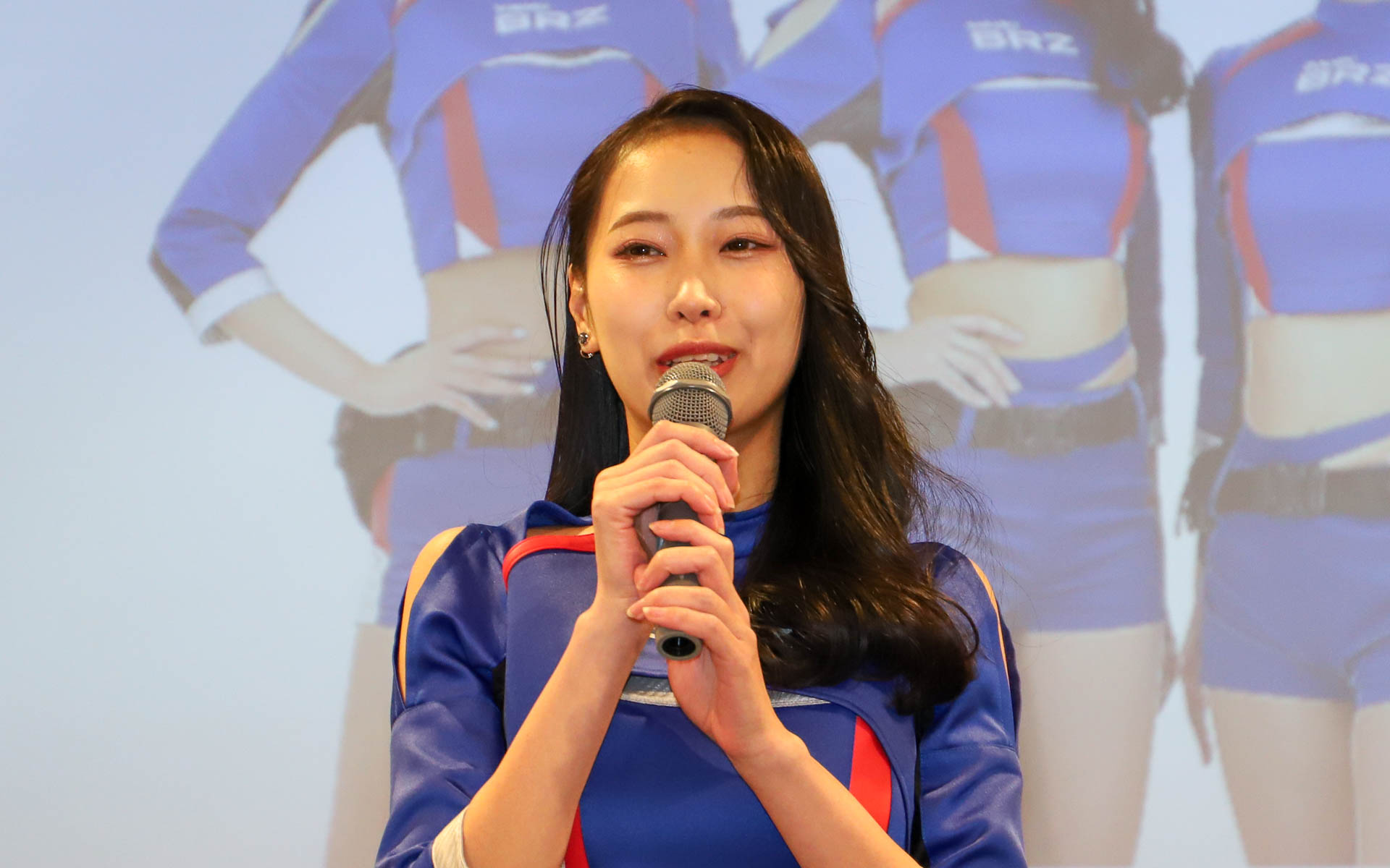 楠木絢さん。「大好きなチームのレースクイーンに今年もなることができて本当に幸せです。シリーズチャンピオン奪還に向けて私も熱く応援してまいりますので、どうぞよろしくお願いいたします」