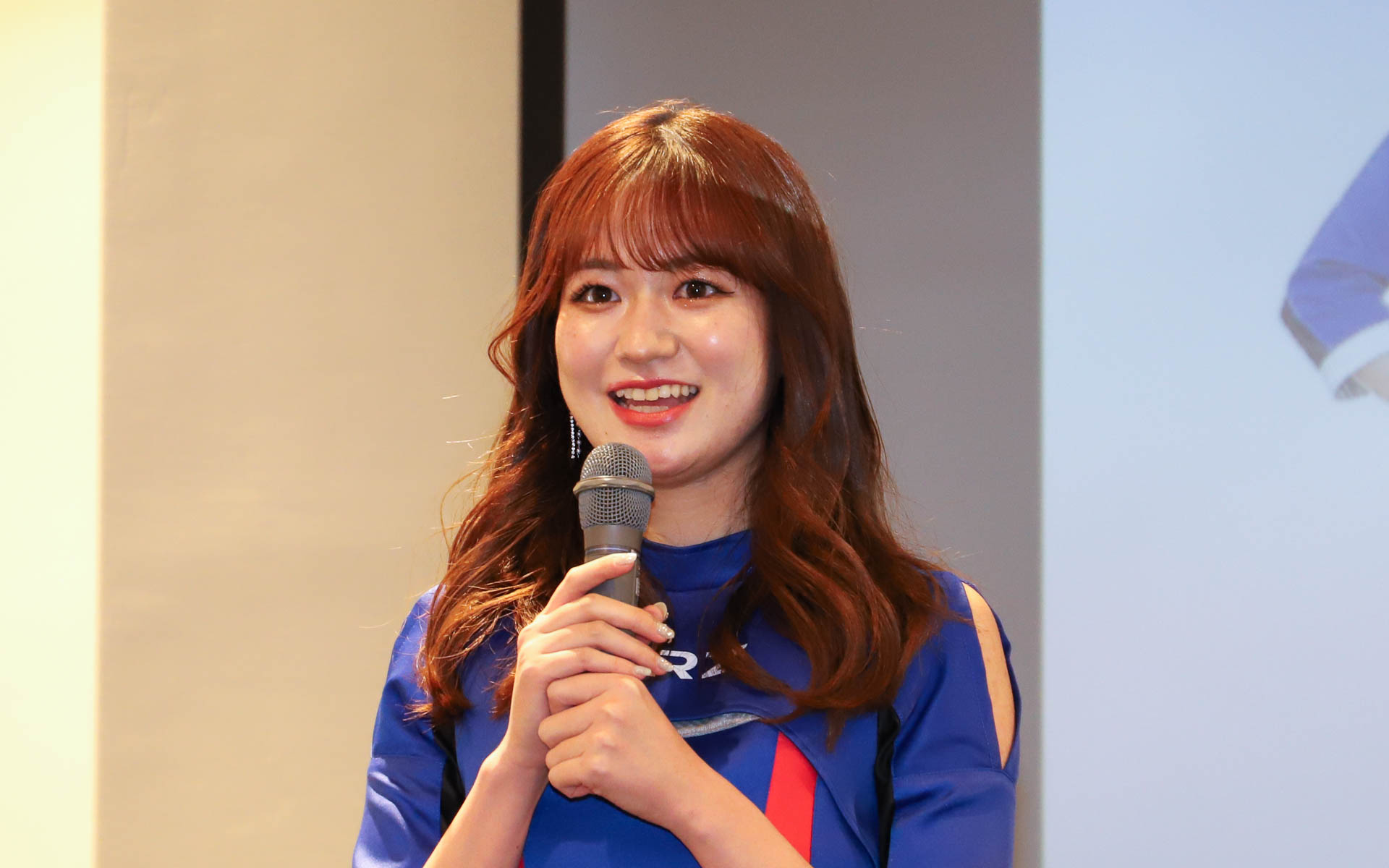 桜田莉奈さん。「今シーズンからBREEZEになりました。レースクイーンは4年目になるのですが、毎年強くてカッコイイチームだなと思っていたので、素敵なチームの一員になることができ、とてもうれしいです。1年間どうぞよろしくお願いいたします」