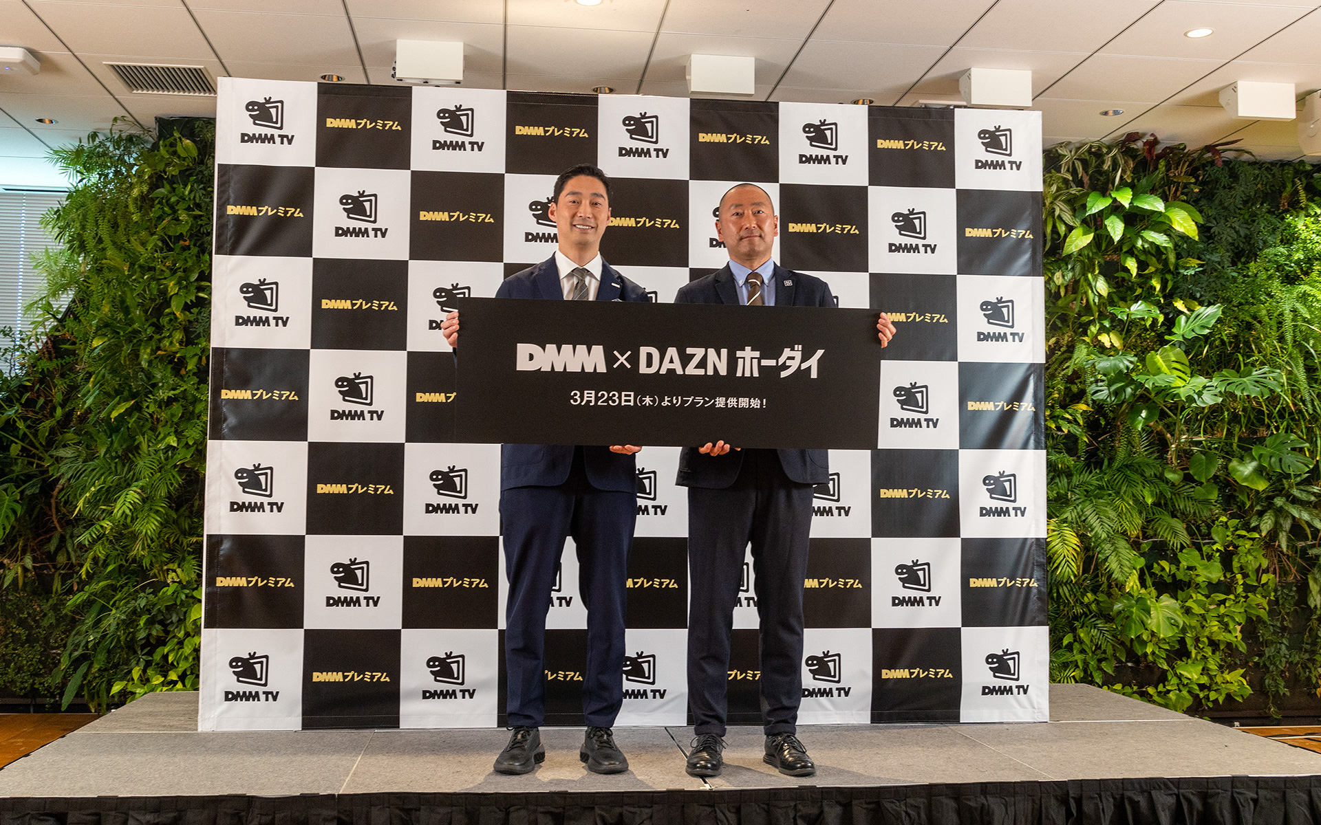 合同会社DMM.com COOの村中悠介氏（左）とDAZＮ Japan Investment合同会社 エクゼクティブ バイスプレジデント 山田学氏