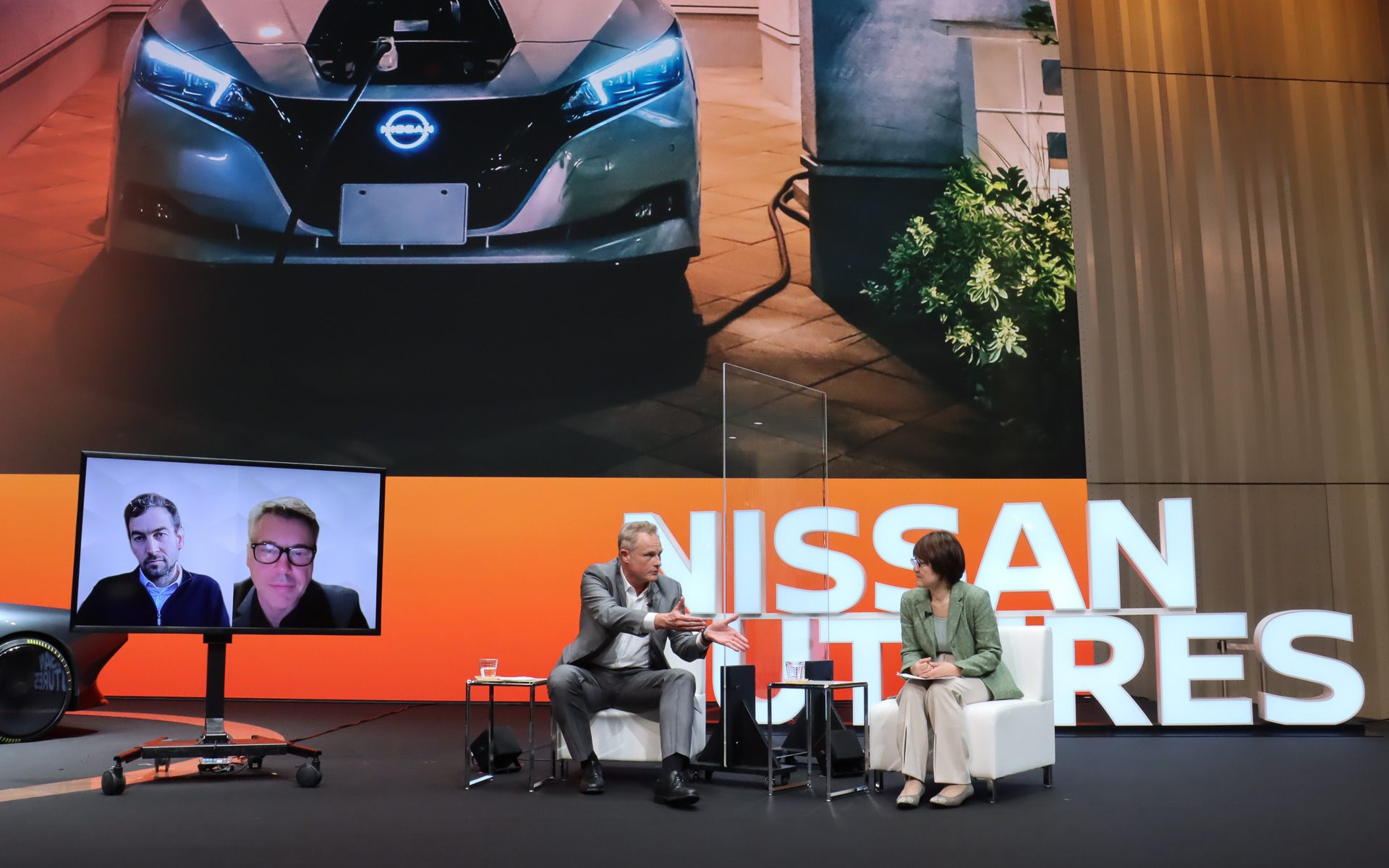 V2Xについてのパネルディスカッションは、日産グローバル本社ギャラリーの会場と米国、仏国の登壇者をリモート会議で接続して行なわれた