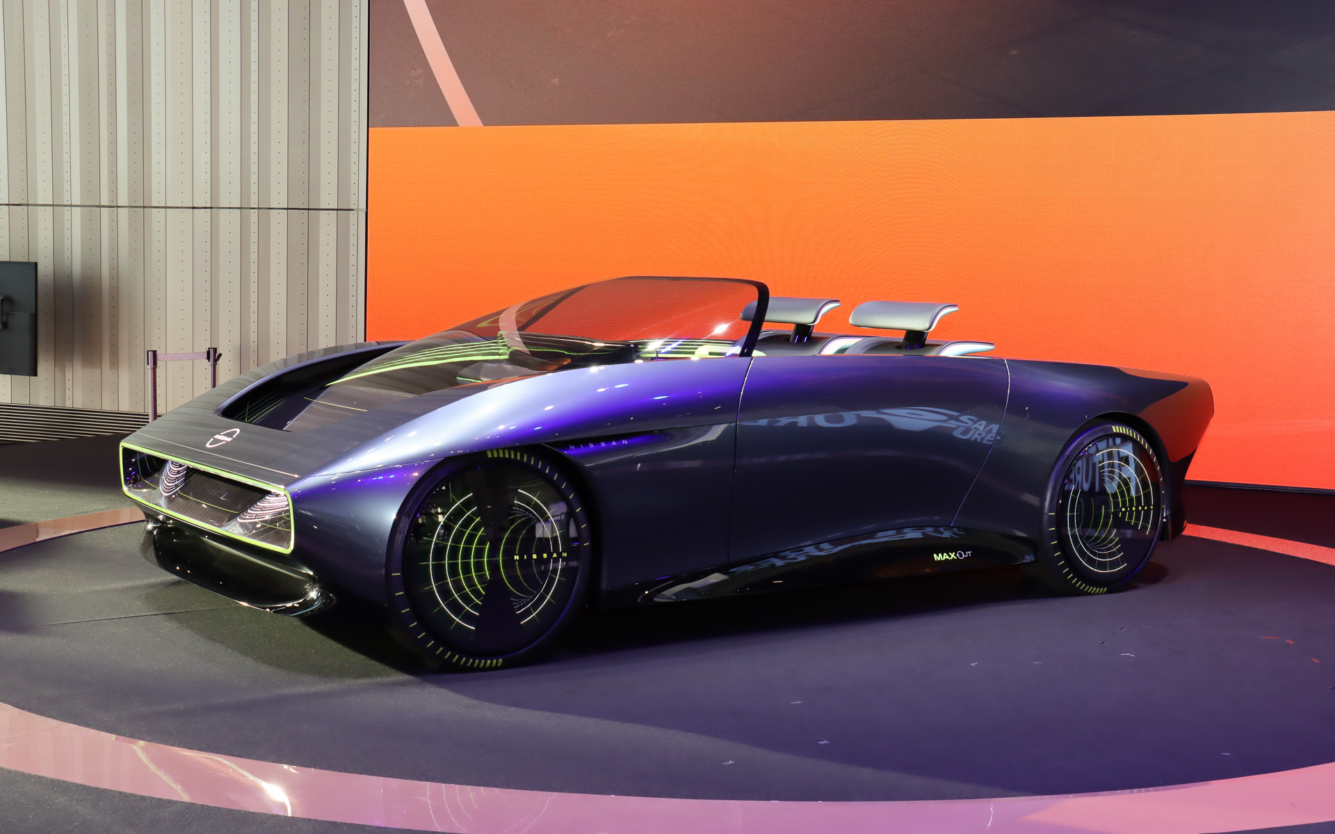 ステージ上にはオープンボディのBEVコンセプトカーであるMax-Outが展示されていた