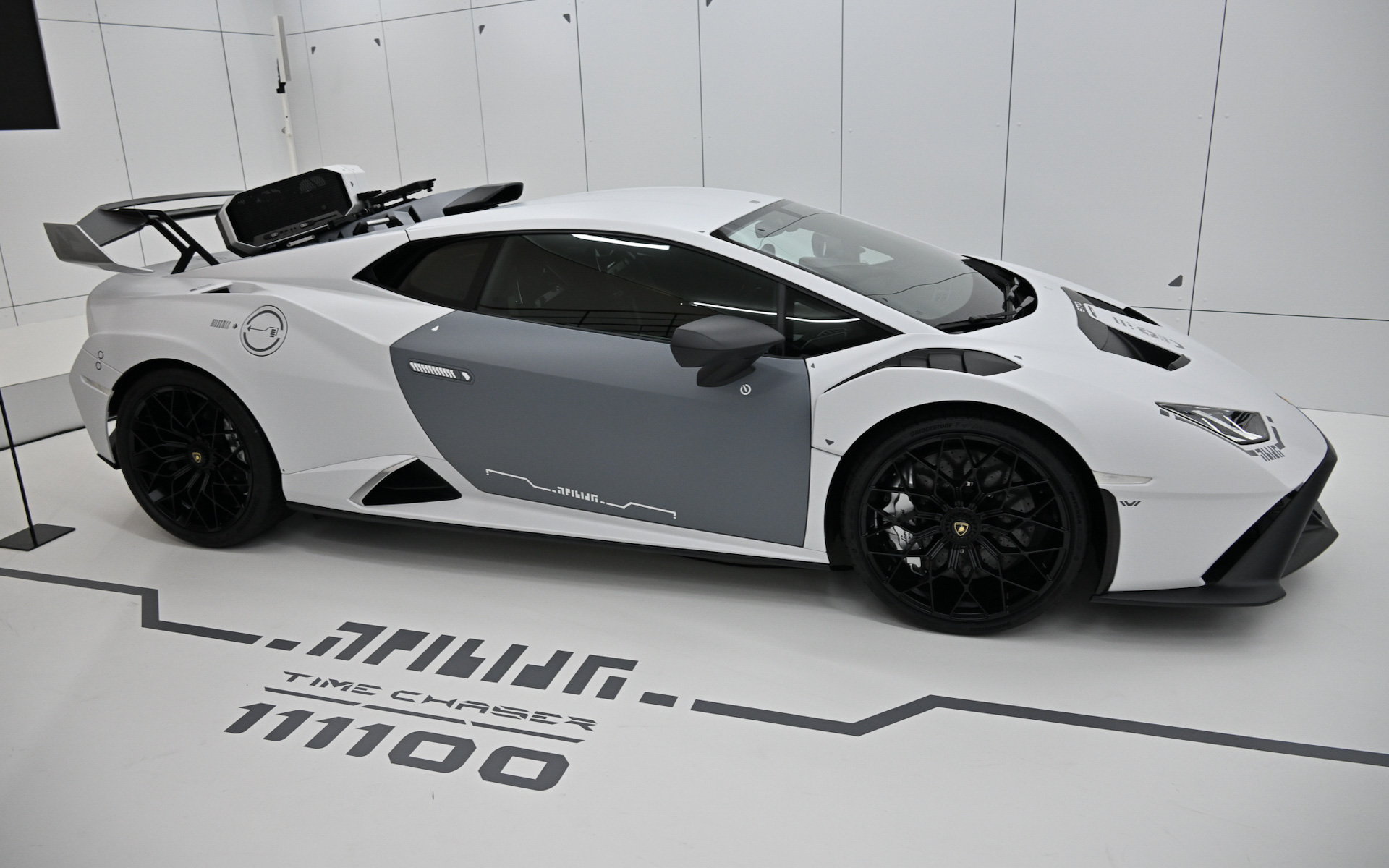 未来的なサイバー・インダストリアルスタイルを実現するウラカンSTO Time Chaser_111100