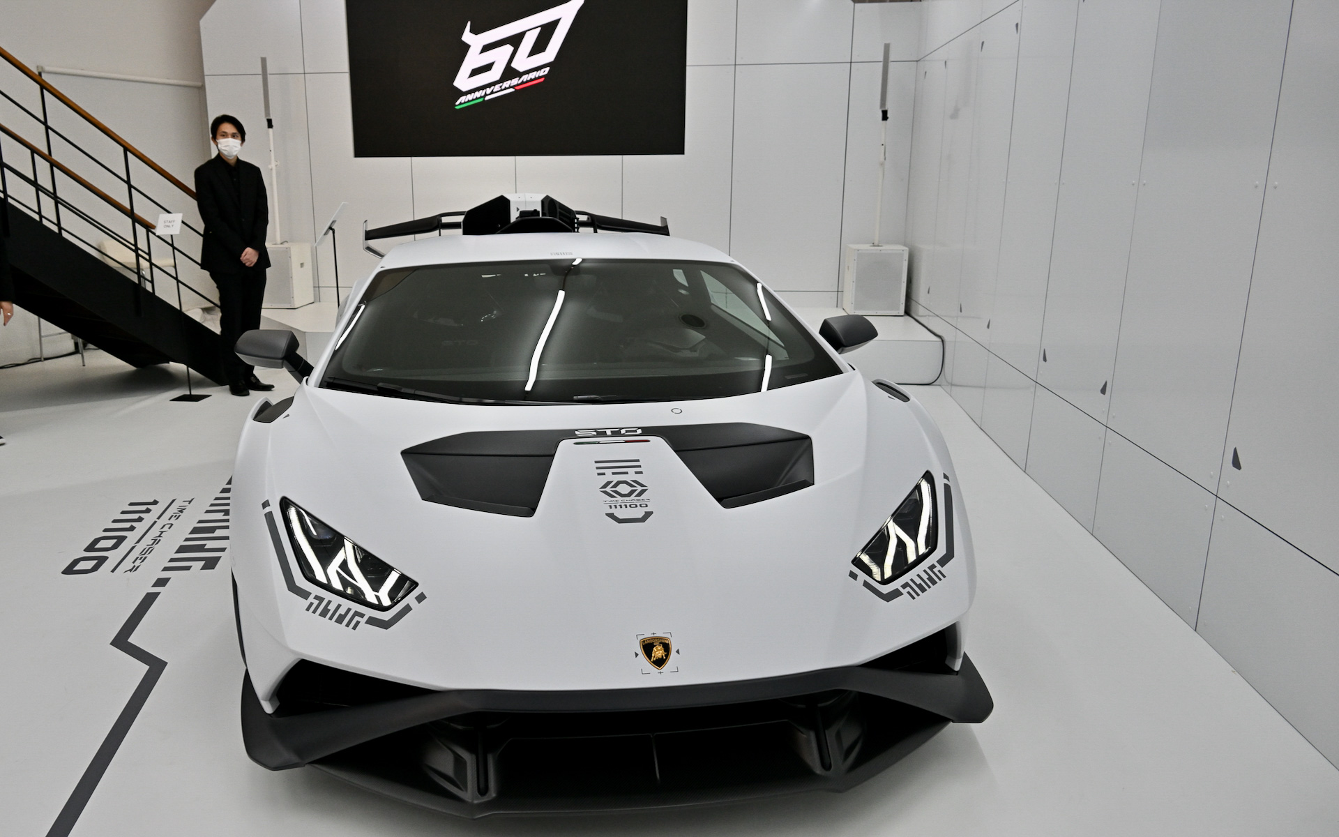 未来的なサイバー・インダストリアルスタイルを実現するウラカンSTO Time Chaser_111100