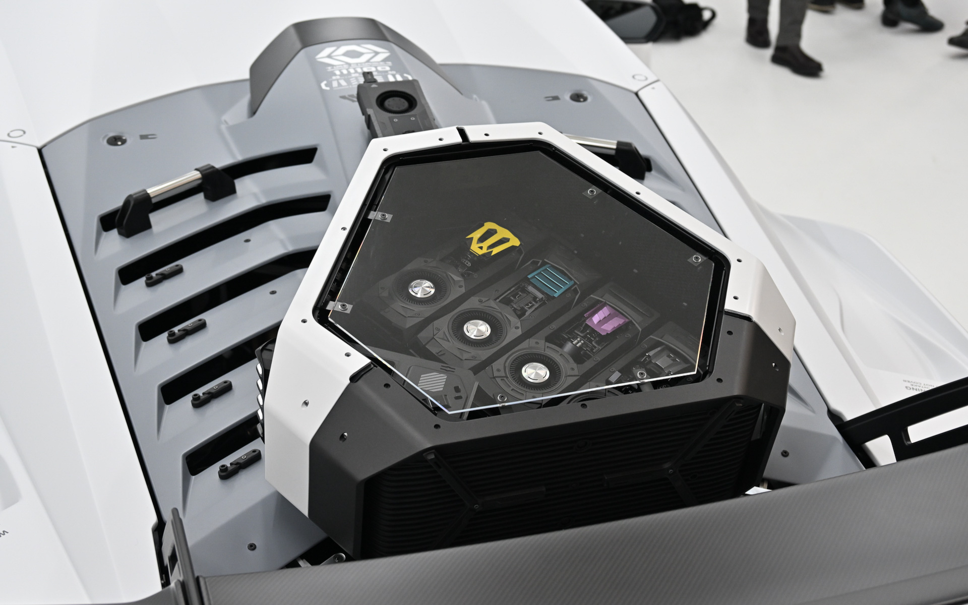 未来的なサイバー・インダストリアルスタイルを実現するウラカンSTO Time Chaser_111100