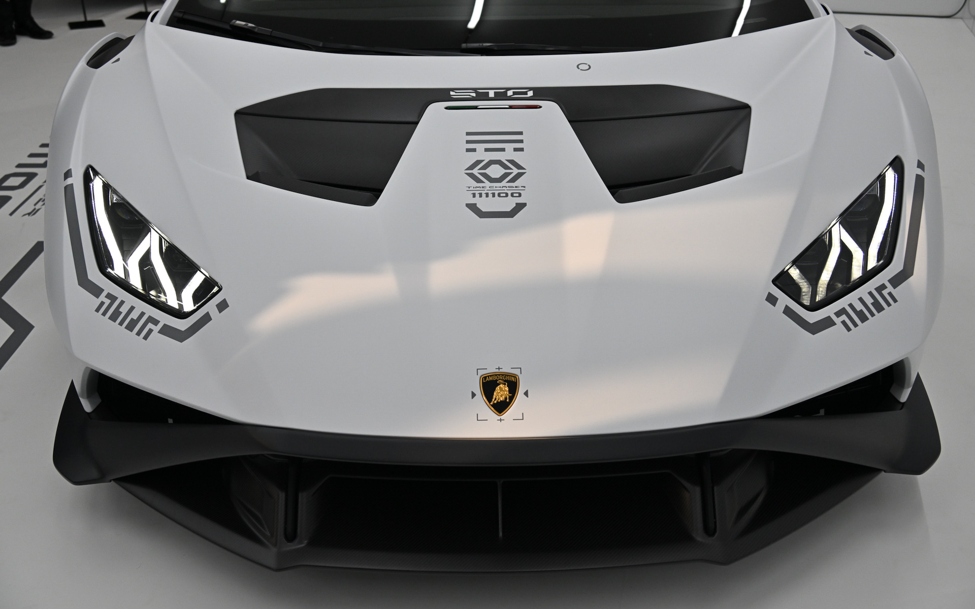 未来的なサイバー・インダストリアルスタイルを実現するウラカンSTO Time Chaser_111100