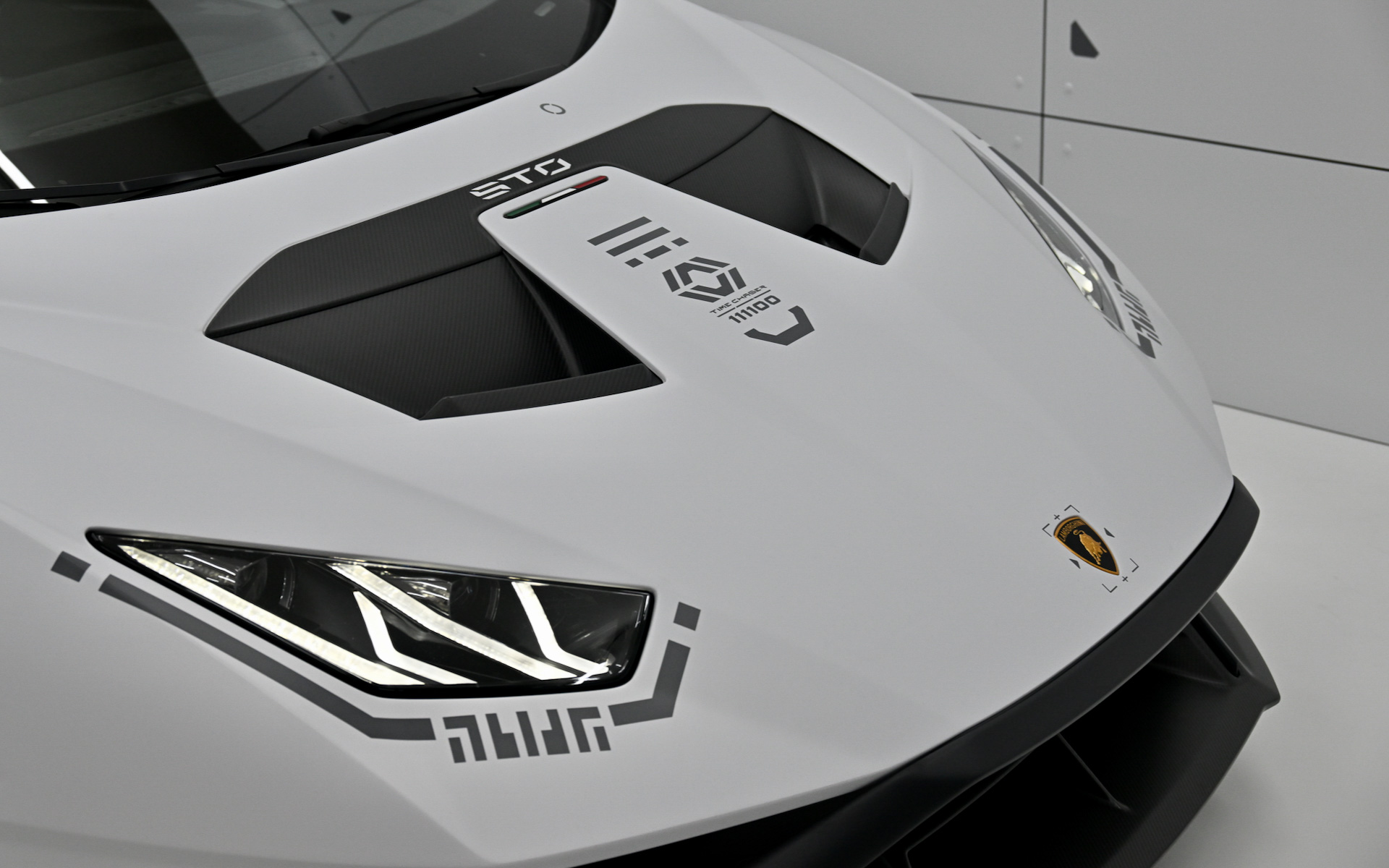 未来的なサイバー・インダストリアルスタイルを実現するウラカンSTO Time Chaser_111100