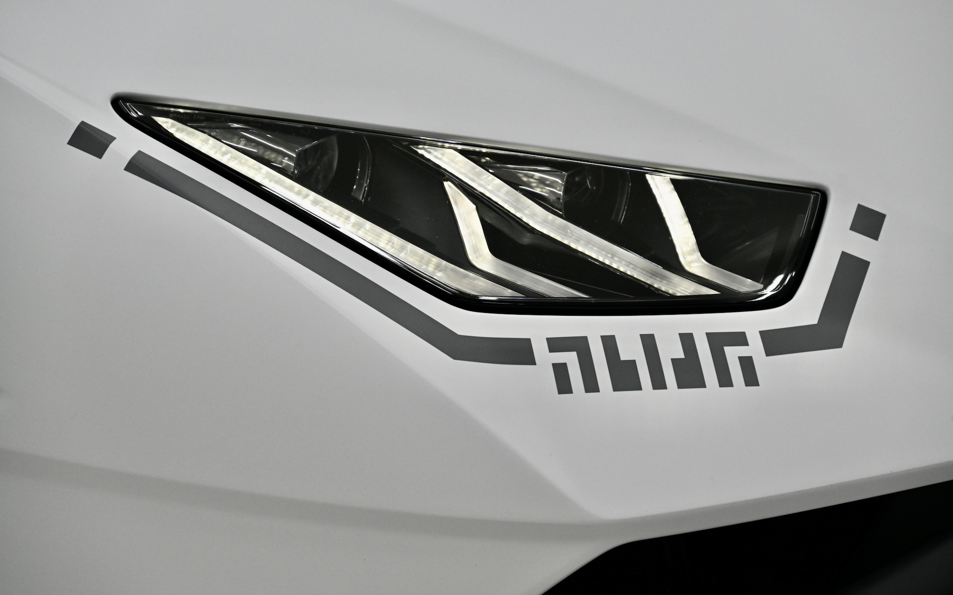 未来的なサイバー・インダストリアルスタイルを実現するウラカンSTO Time Chaser_111100