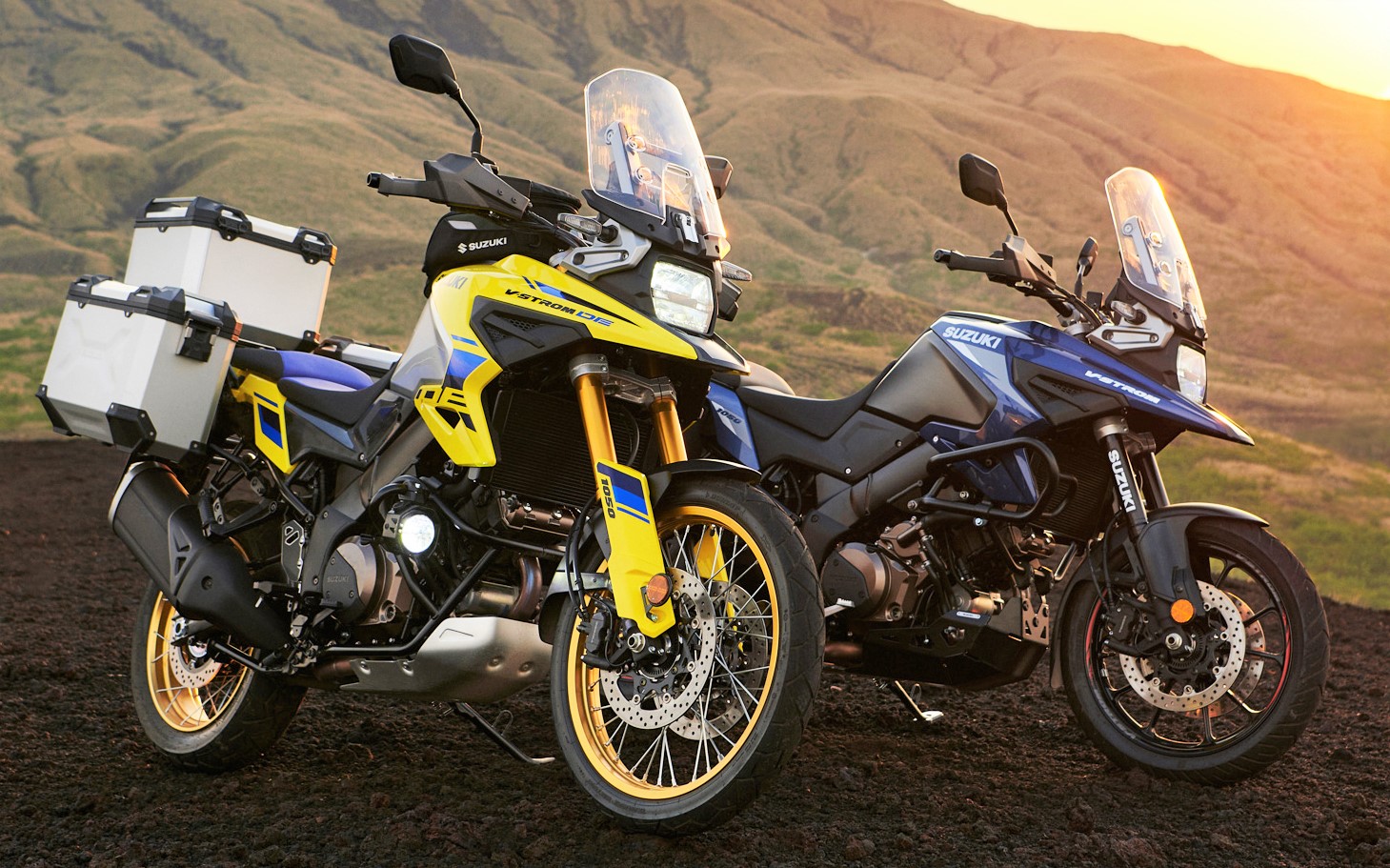 一部仕様変更を実施したスズキの大型バイク「V-STROM 1050DE（手前）」「V-STROM 1050（奥）」