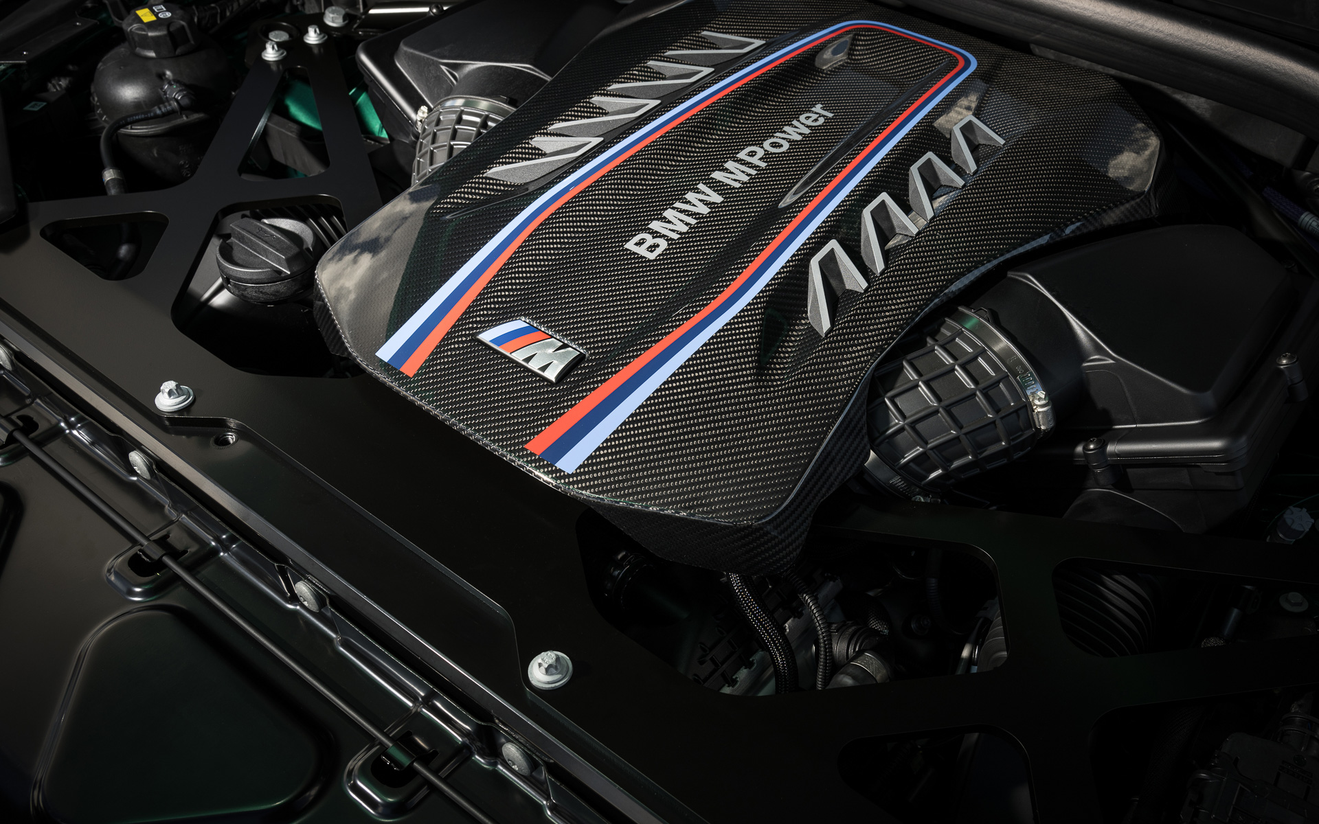 V型8気筒4.4リッターMツインパワーエンジンに48Vマイルド・ハイブリッド・テクノロジが組み合わせられる