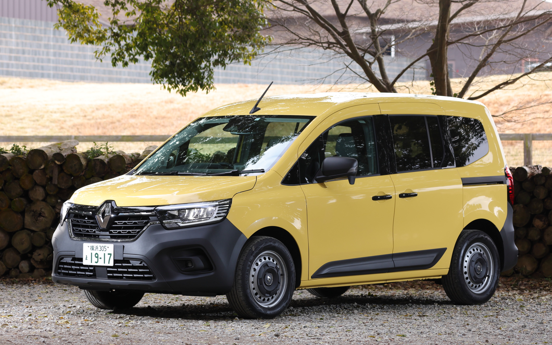 新型カングー。撮影車のグレードはフロントとリアがブラックバンパーの「クレアティフ」。このほかに、カラードバンパーの「インテンス」、受注生産の「ゼン」が、ガソリンモデル、ディーゼルモデル共通でラインアップされる。ボディサイズは4490×1860×1810mm（全長×全幅×全高）、ホイールベースは2715mm。最小回転半径は5.6mで先代モデルを踏襲