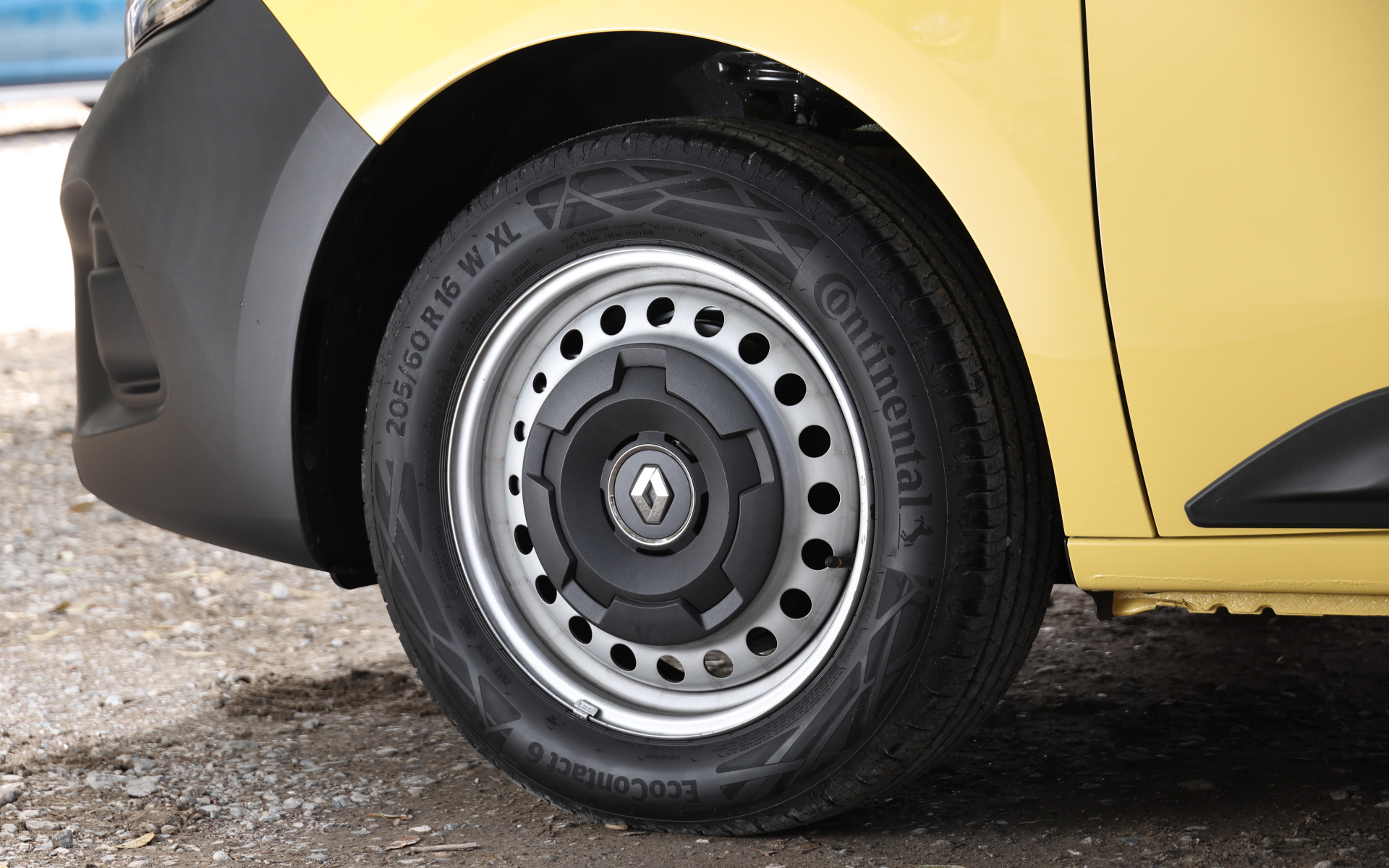 クレアティフは16インチスチールホイールとハーフキャップホイールカバーの組み合わせ