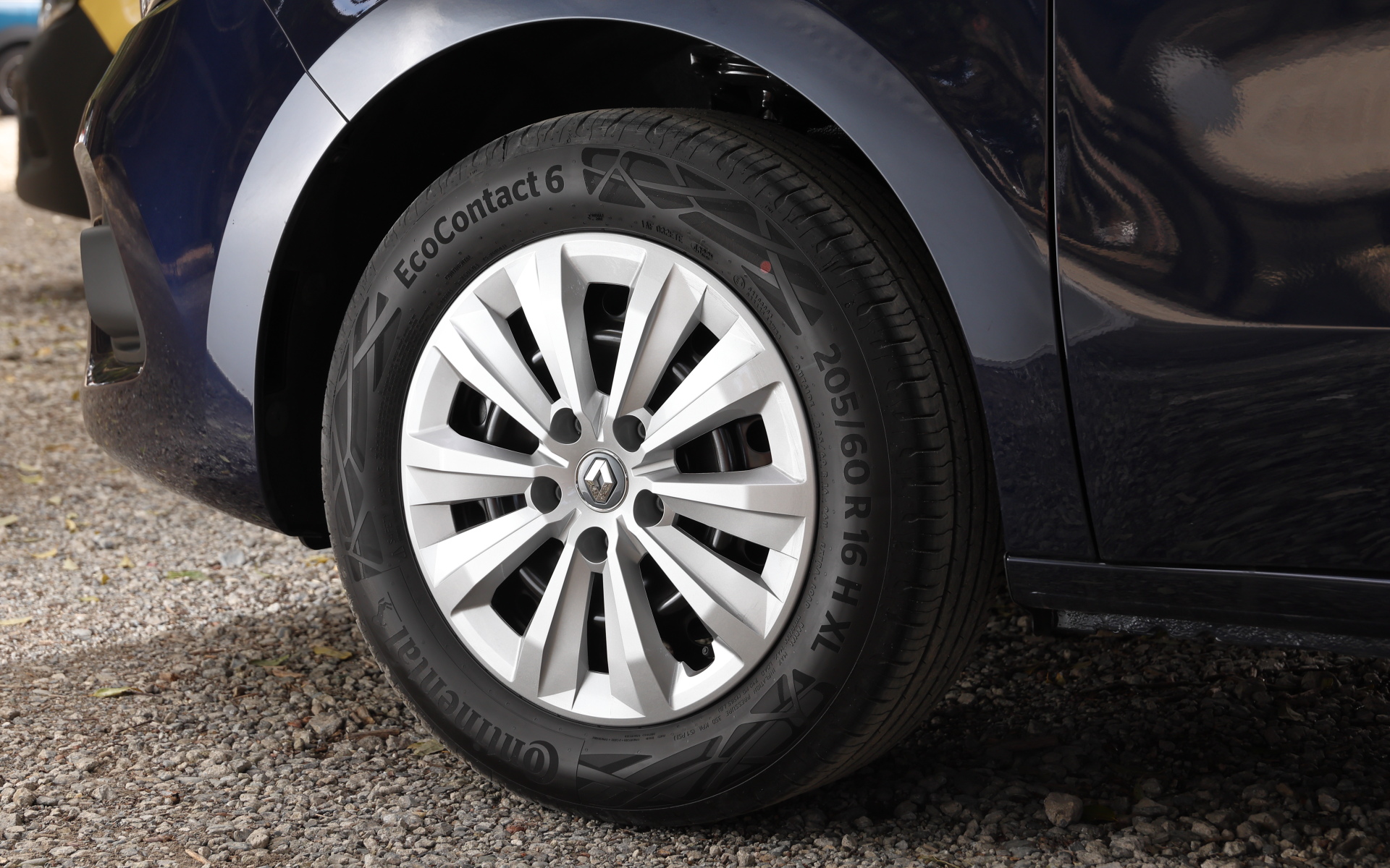 インテンスは16インチスチールホイールとフルキャップホイールカバーの組み合わせ