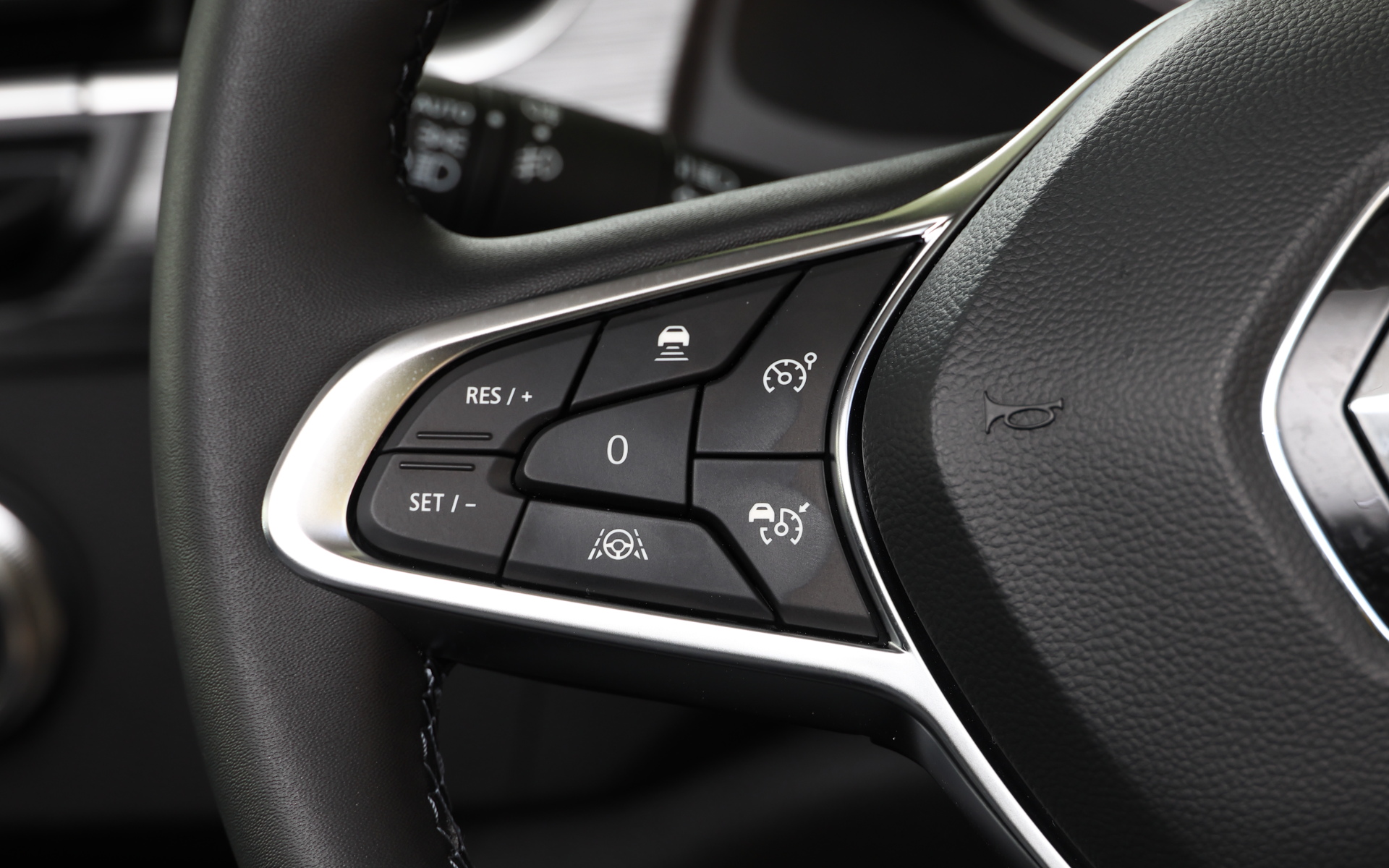 ステアリングスポーク左側にはアダプティブクルーズコントロールやレーンセンタリングアシスト（車線中央維持支援）などのスイッチ類を配置