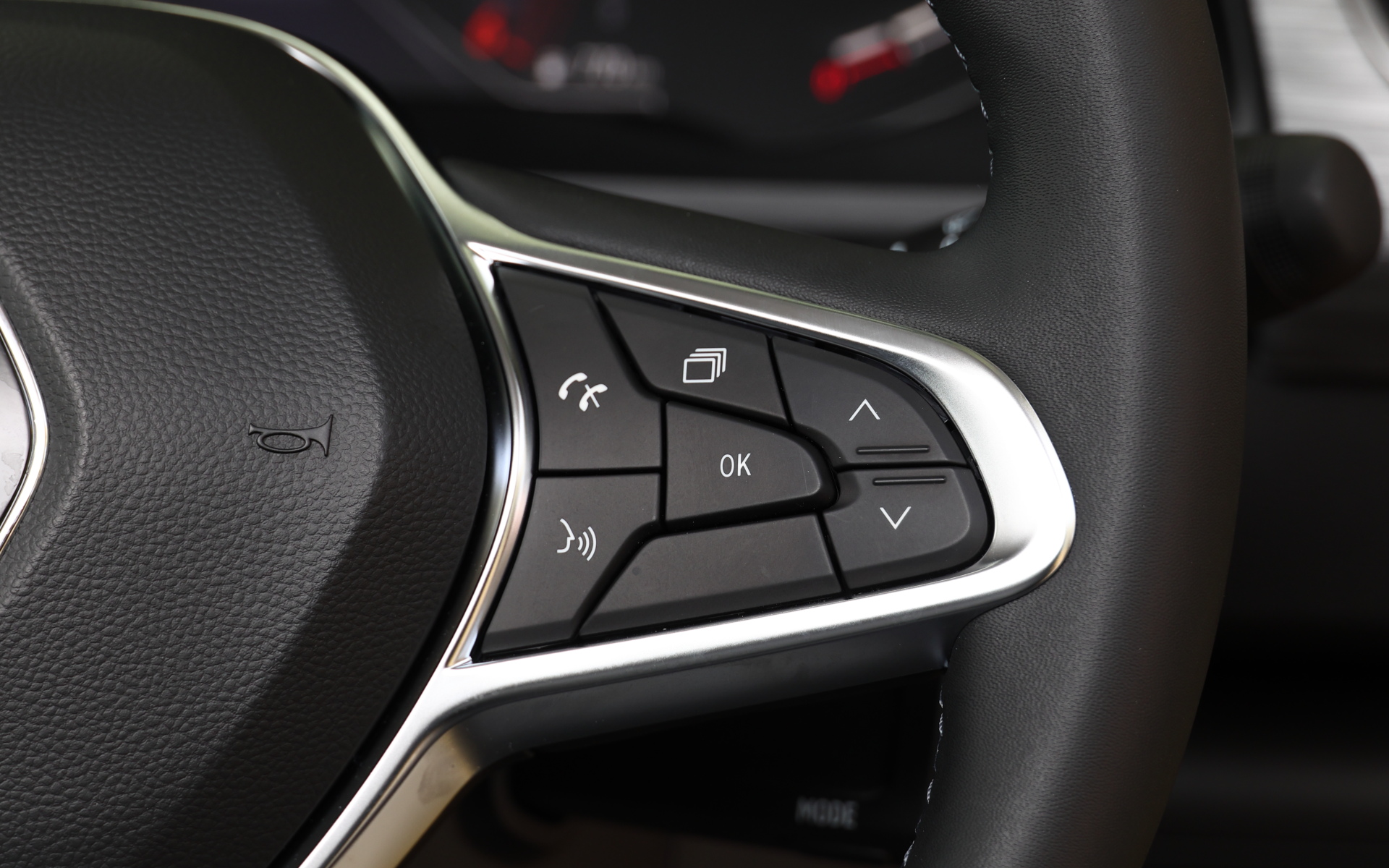 ステアリングスポーク右側はハンズフリー通話ボタンやメーター内のインフォティメント機能表示の変更ボタンを配置