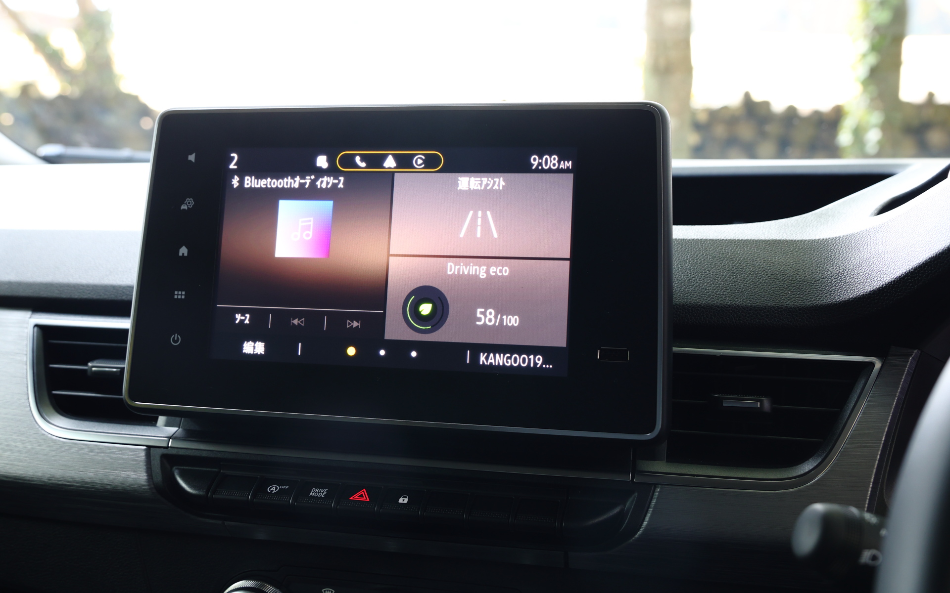 8インチマルチメディアEASY LINKを標準装備。USBでスマートフォンと接続することで、Apple CarPlay、Android Autoなどを利用可能
