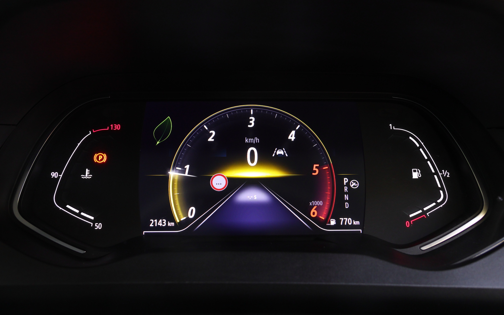 7インチデジタルインストゥルメントパネル。中央のメーター部分はデジタル表示で、水温計と燃料計はアナログ表示