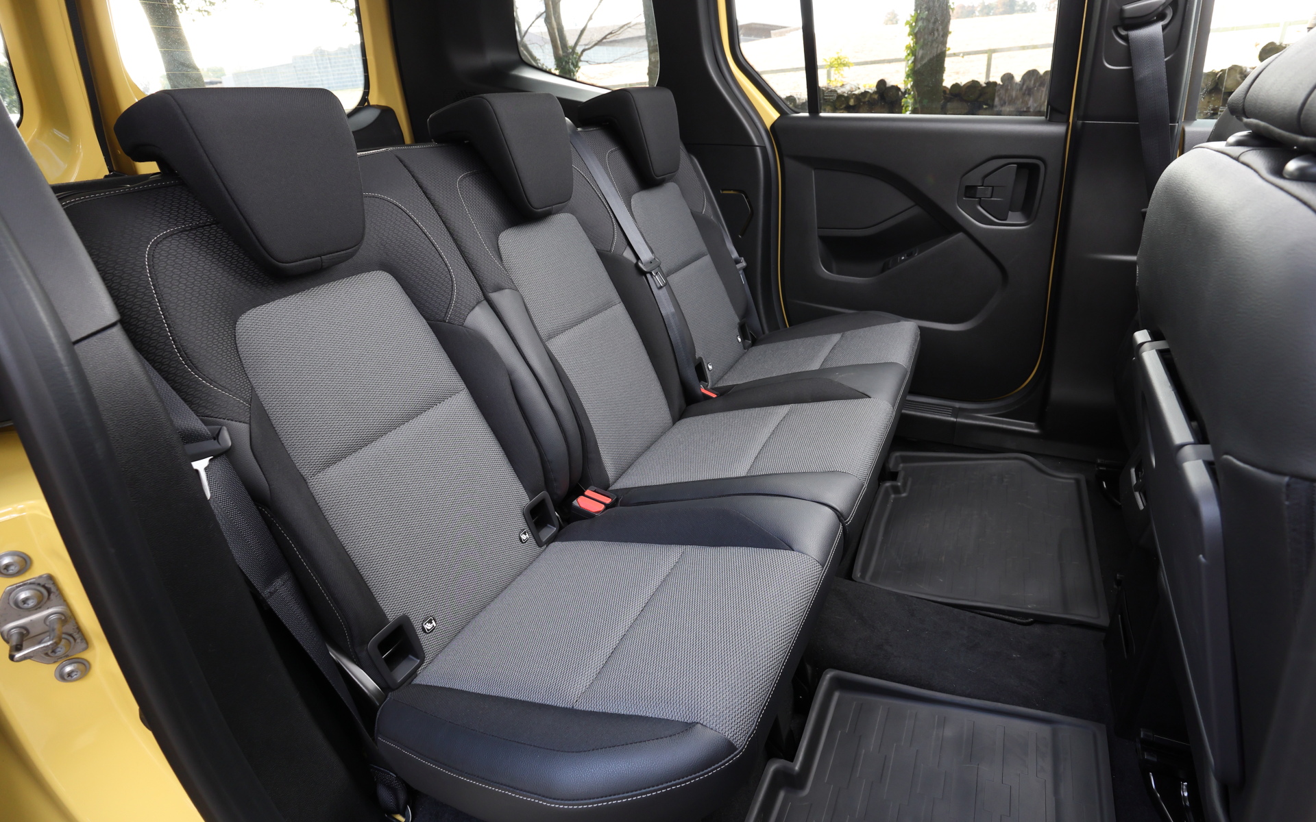 シート表皮はファブリック×レザー調コンビシート。リアシートは3座独立タイプ