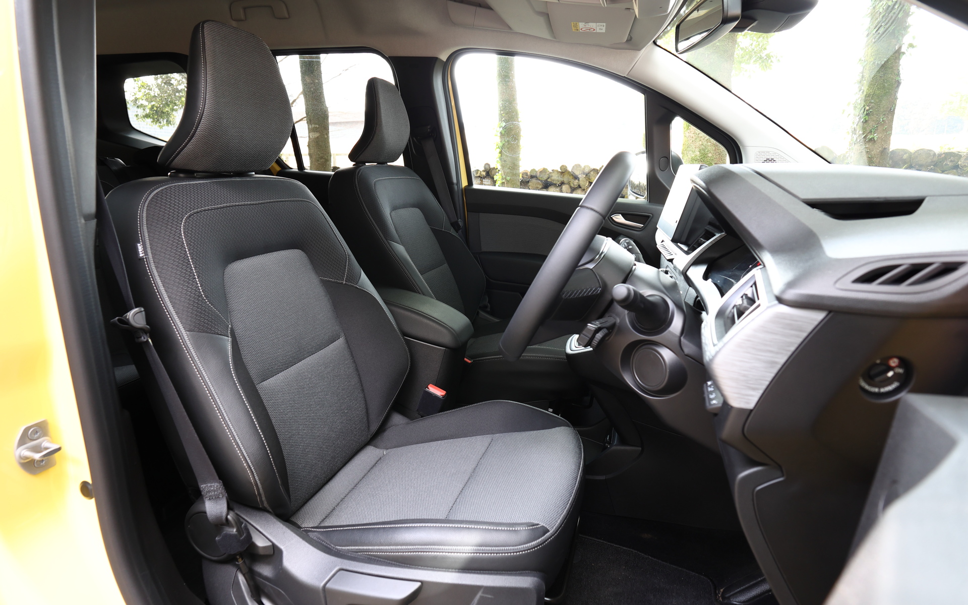 シート表皮はファブリック×レザー調コンビシート。リアシートは3座独立タイプ