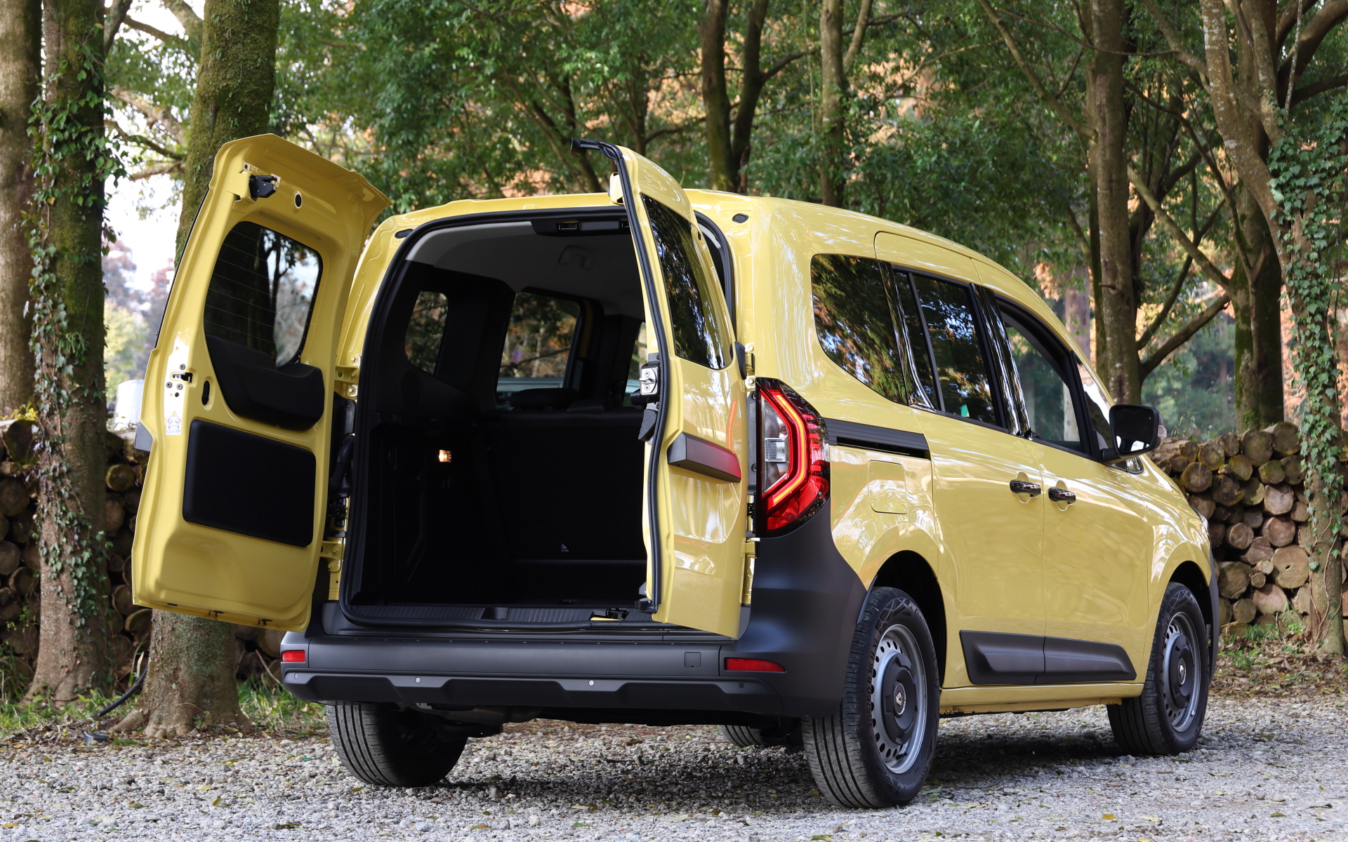 カングーのアイコンとも言えるダブルバックドア。ブラックバンパーとダブルバックドアの組み合わせは日本に向けて特別に作られるモデルとなる