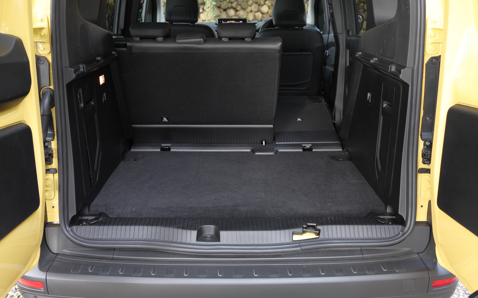 使い勝手にこだわったスクエアな荷室。容量はリアシート使用時でも775Lを誇り、リアシートを倒すと2800Lまで拡大する