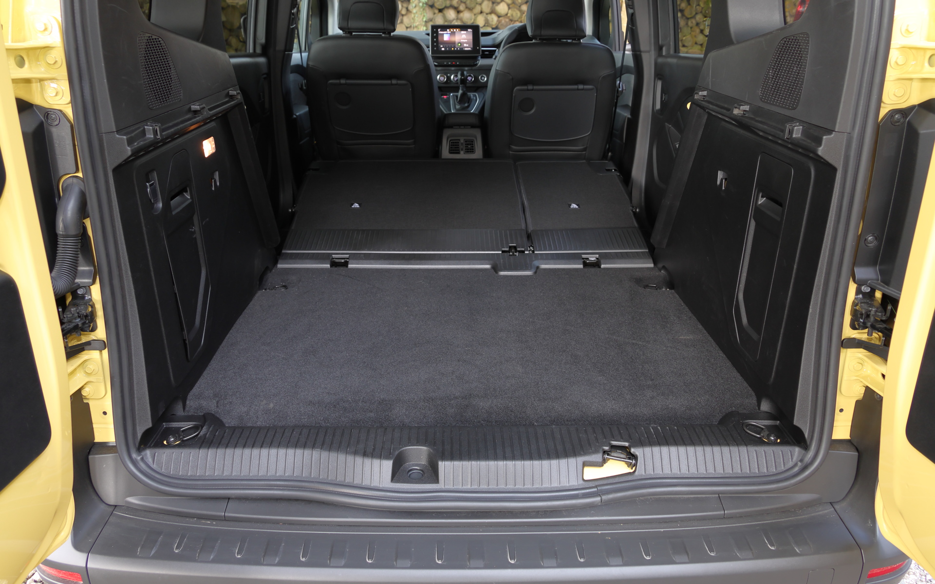 使い勝手にこだわったスクエアな荷室。容量はリアシート使用時でも775Lを誇り、リアシートを倒すと2800Lまで拡大する