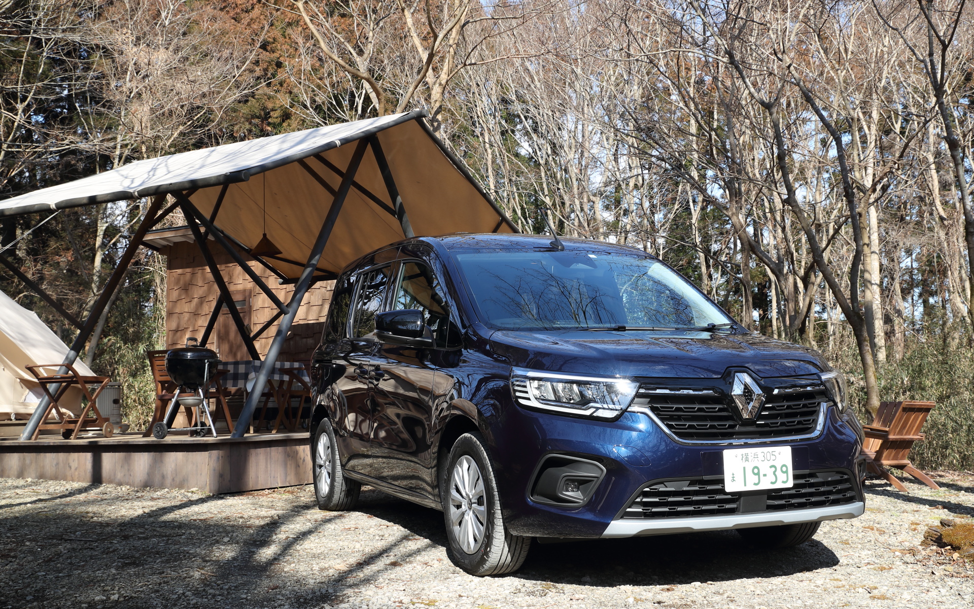 新型カングー インテンス。基本的な装備はクレアティフと同等だが、インテンスはフロントフォグランプ（コーナリングランプ機能付）、ブリリアントブラックドアミラー、ボディ同色ドアハンドル、ボディ同色スライドレールガーニッシュ、ドアミラーランプのLED化といった、細かい装備が異なる