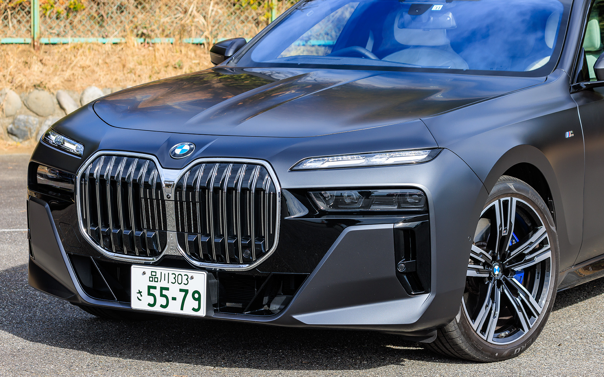 ボディカラーのフローズン・ディープ・グレーはオプション設定。足下はピレリ「P ZERO」（フロント255/45R20、リア285/45R20）でランフラットタイヤとなる