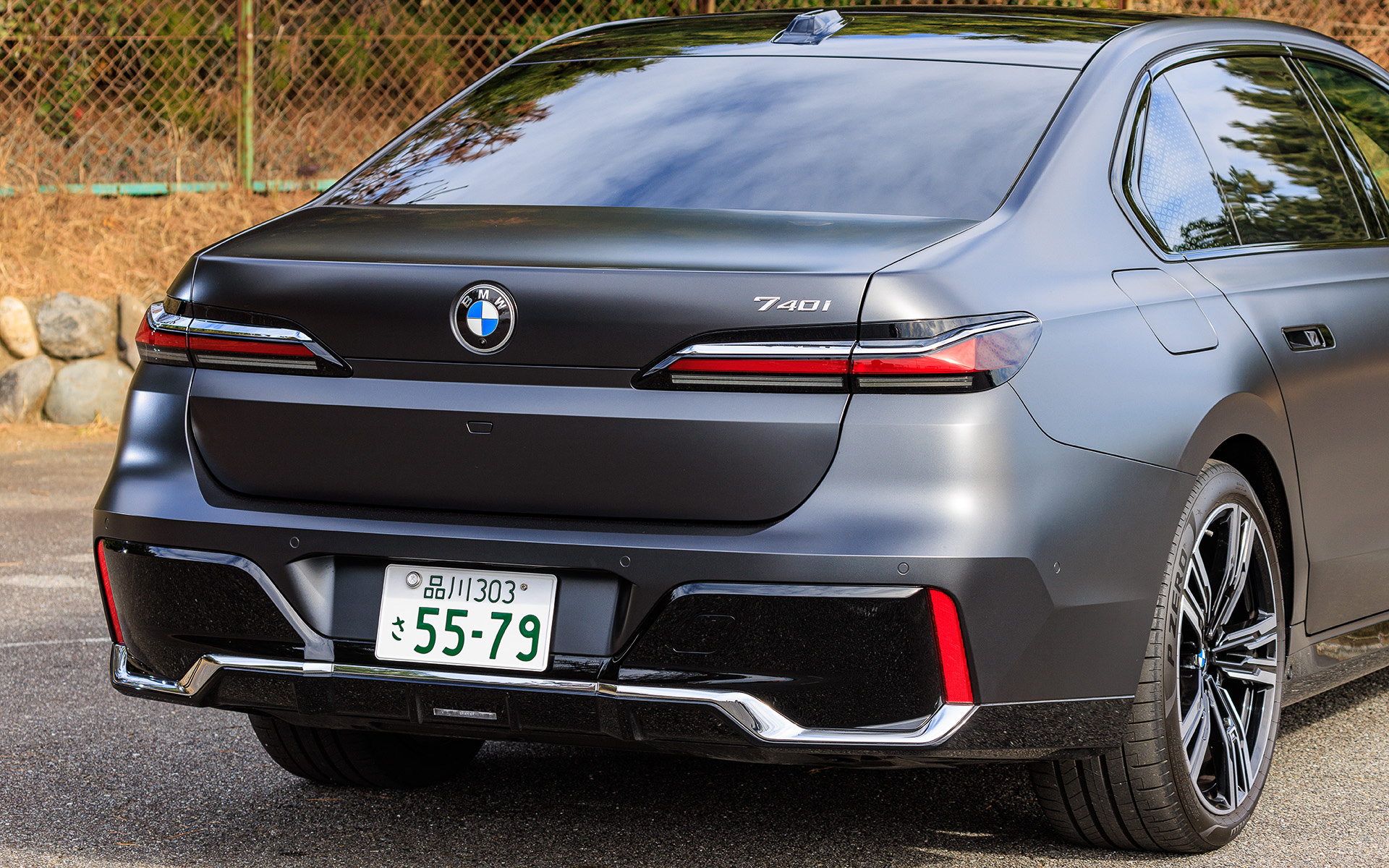 ボディカラーのフローズン・ディープ・グレーはオプション設定。足下はピレリ「P ZERO」（フロント255/45R20、リア285/45R20）でランフラットタイヤとなる