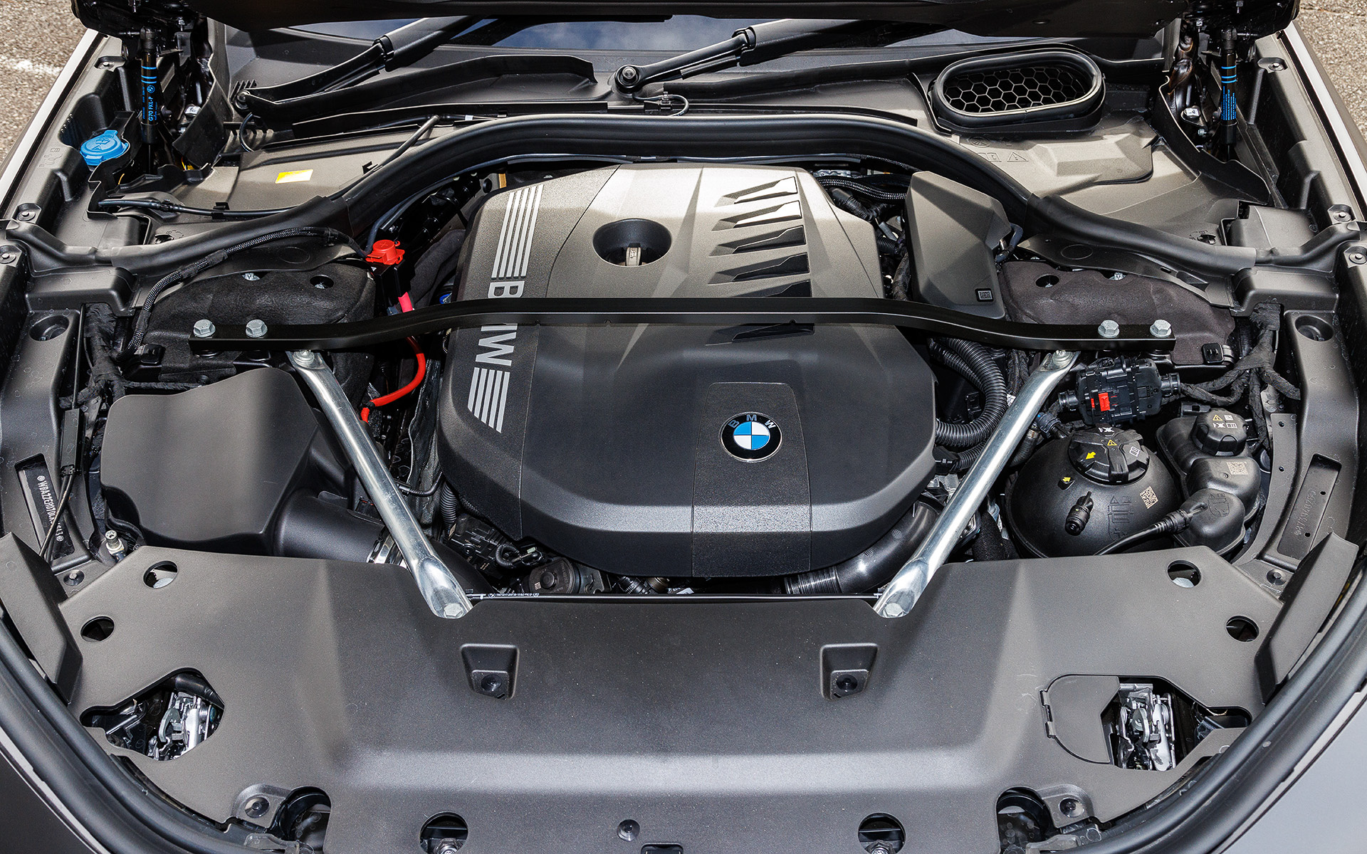 740iが搭載する直列6気筒DOHC 3.0リッター ツインパワーターボエンジンは最高出力280kW（381PS）/5500rpm、最大トルク520Nm（53.0kgfm）/1850-5000rpmを発生。これに48Vマイルドハイブリッドシステムを組み合わせ、システムトータルの最高出力は280kW（381PS）、最大トルクは540Nm。0-100km/h加速（ヨーロッパ仕様車値）は5.4秒、WLTCモード燃費は12.8km/Lとアナウンスされている