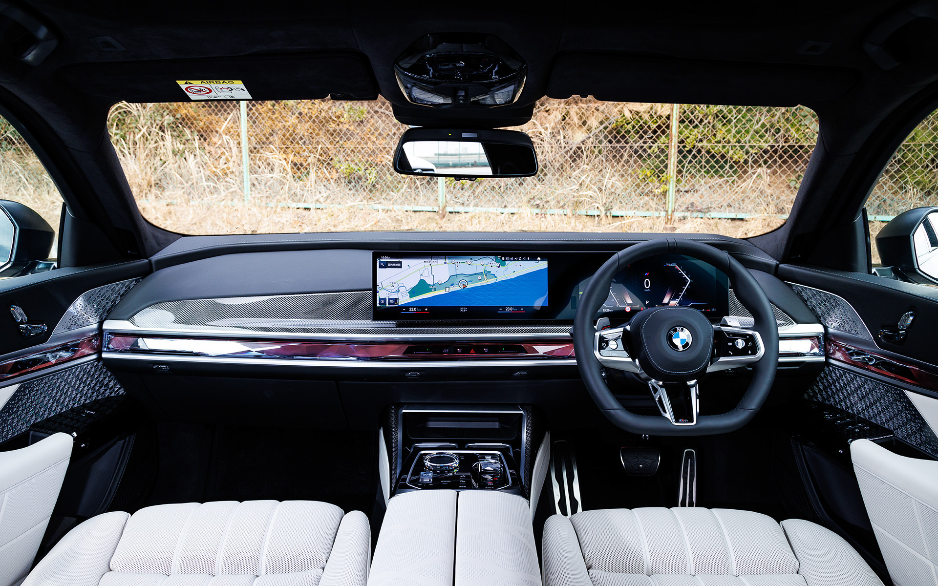 新型7シリーズでは、究極のラグジュアリーセダンとしてAmazon FireTVを搭載した世界初の31インチ8Kパノラマ仕様の「BMWシアター・スクリーン」をはじめ、すべてのドアを自動で開閉することが可能な機能、ハンズオフ機能付き渋滞運転支援機能、安全機能・運転支援システム「ドライビング・アシスト・プロフェッショナル」、完全自動駐車が可能となる「パーキング・サポート・プロフェショナル」などを標準装備