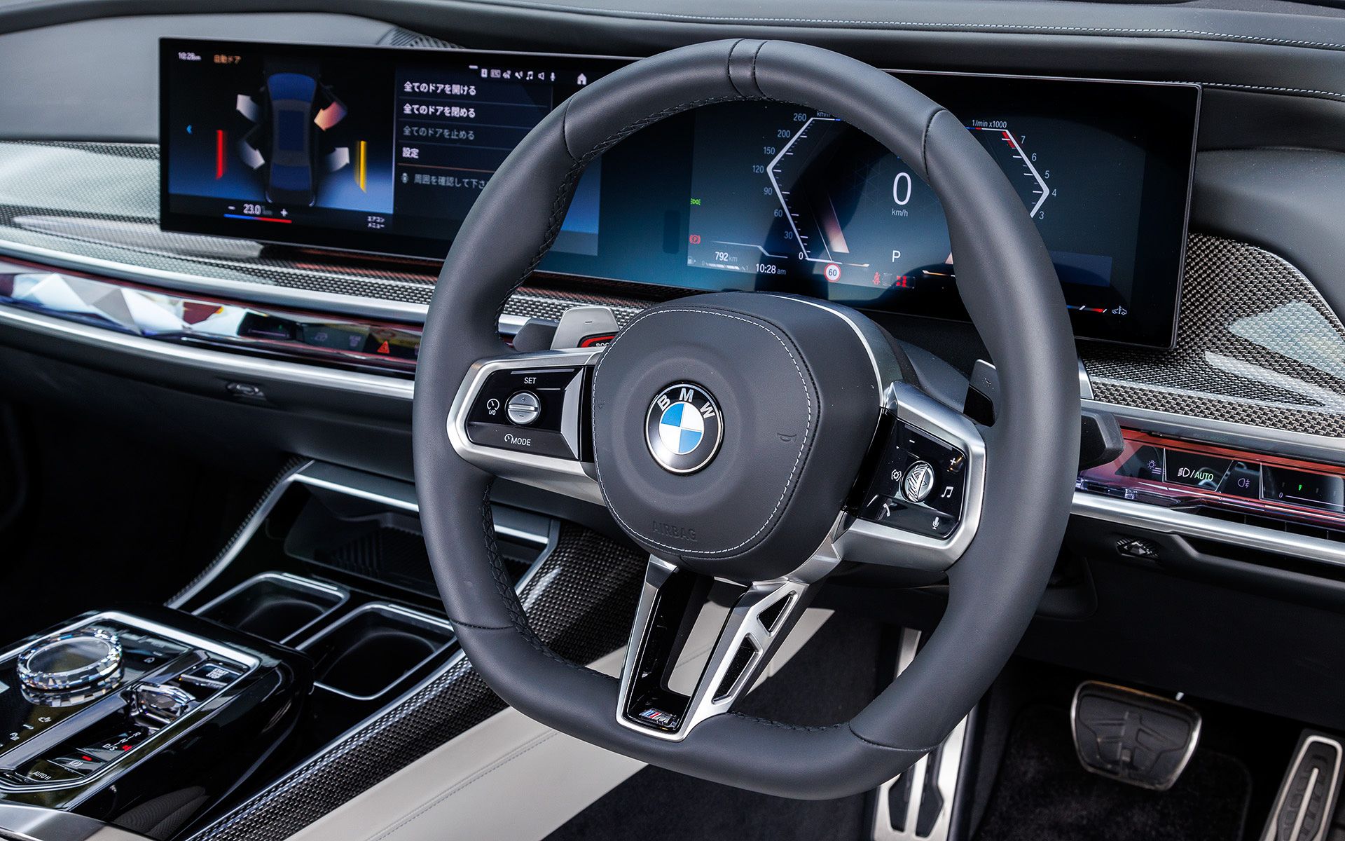 新型7シリーズでは、究極のラグジュアリーセダンとしてAmazon FireTVを搭載した世界初の31インチ8Kパノラマ仕様の「BMWシアター・スクリーン」をはじめ、すべてのドアを自動で開閉することが可能な機能、ハンズオフ機能付き渋滞運転支援機能、安全機能・運転支援システム「ドライビング・アシスト・プロフェッショナル」、完全自動駐車が可能となる「パーキング・サポート・プロフェショナル」などを標準装備