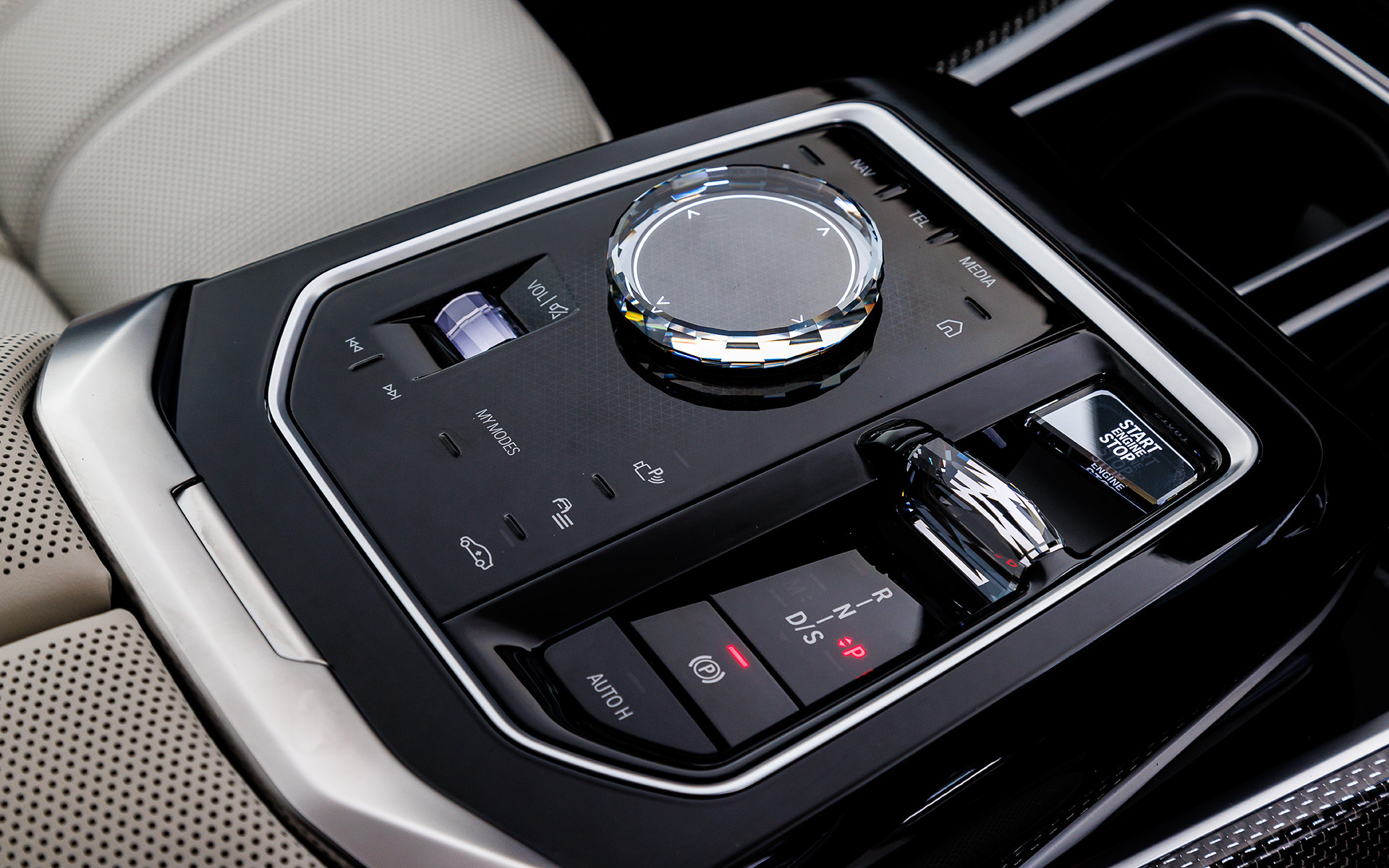 新型7シリーズでは、究極のラグジュアリーセダンとしてAmazon FireTVを搭載した世界初の31インチ8Kパノラマ仕様の「BMWシアター・スクリーン」をはじめ、すべてのドアを自動で開閉することが可能な機能、ハンズオフ機能付き渋滞運転支援機能、安全機能・運転支援システム「ドライビング・アシスト・プロフェッショナル」、完全自動駐車が可能となる「パーキング・サポート・プロフェショナル」などを標準装備