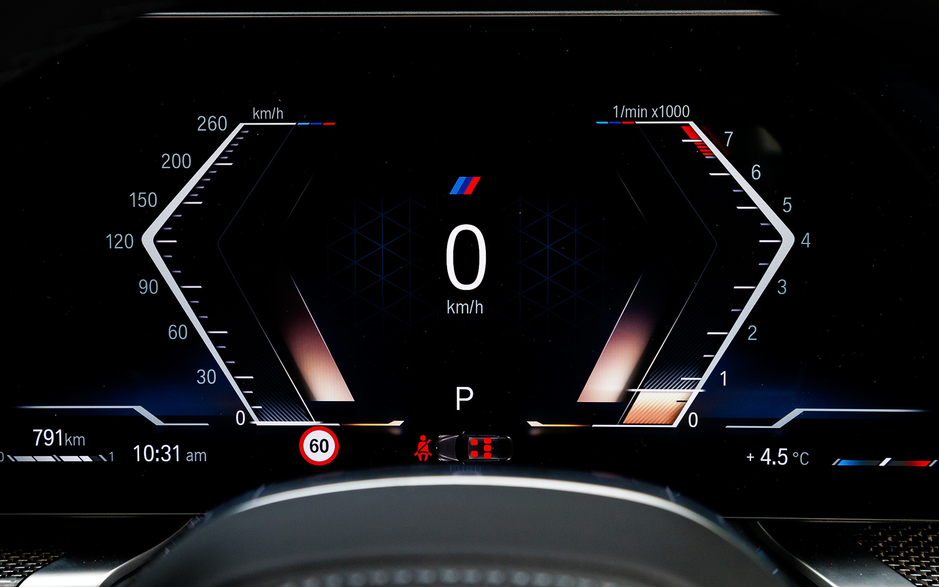 新型7シリーズでは、究極のラグジュアリーセダンとしてAmazon FireTVを搭載した世界初の31インチ8Kパノラマ仕様の「BMWシアター・スクリーン」をはじめ、すべてのドアを自動で開閉することが可能な機能、ハンズオフ機能付き渋滞運転支援機能、安全機能・運転支援システム「ドライビング・アシスト・プロフェッショナル」、完全自動駐車が可能となる「パーキング・サポート・プロフェショナル」などを標準装備